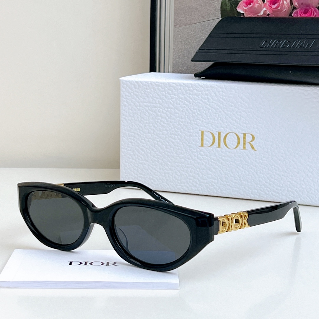  CHRISTIA* DIOR
MOD：8602 
SIZE：53-22-145
猫眼圈形超辣妹 轻巧板