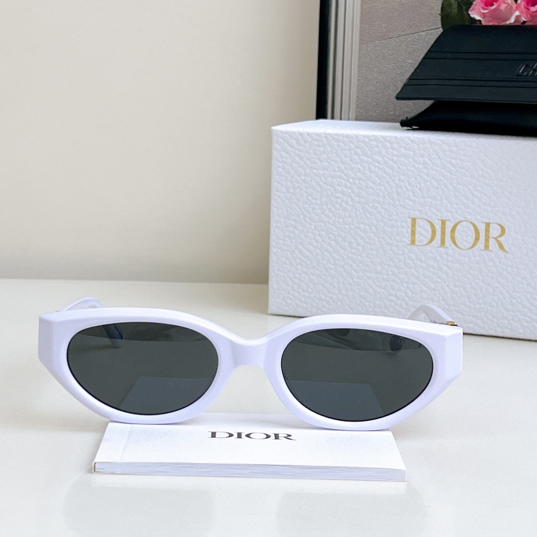  CHRISTIA* DIOR
MOD：8602 
SIZE：53-22-145
猫眼圈形超辣妹 轻巧板