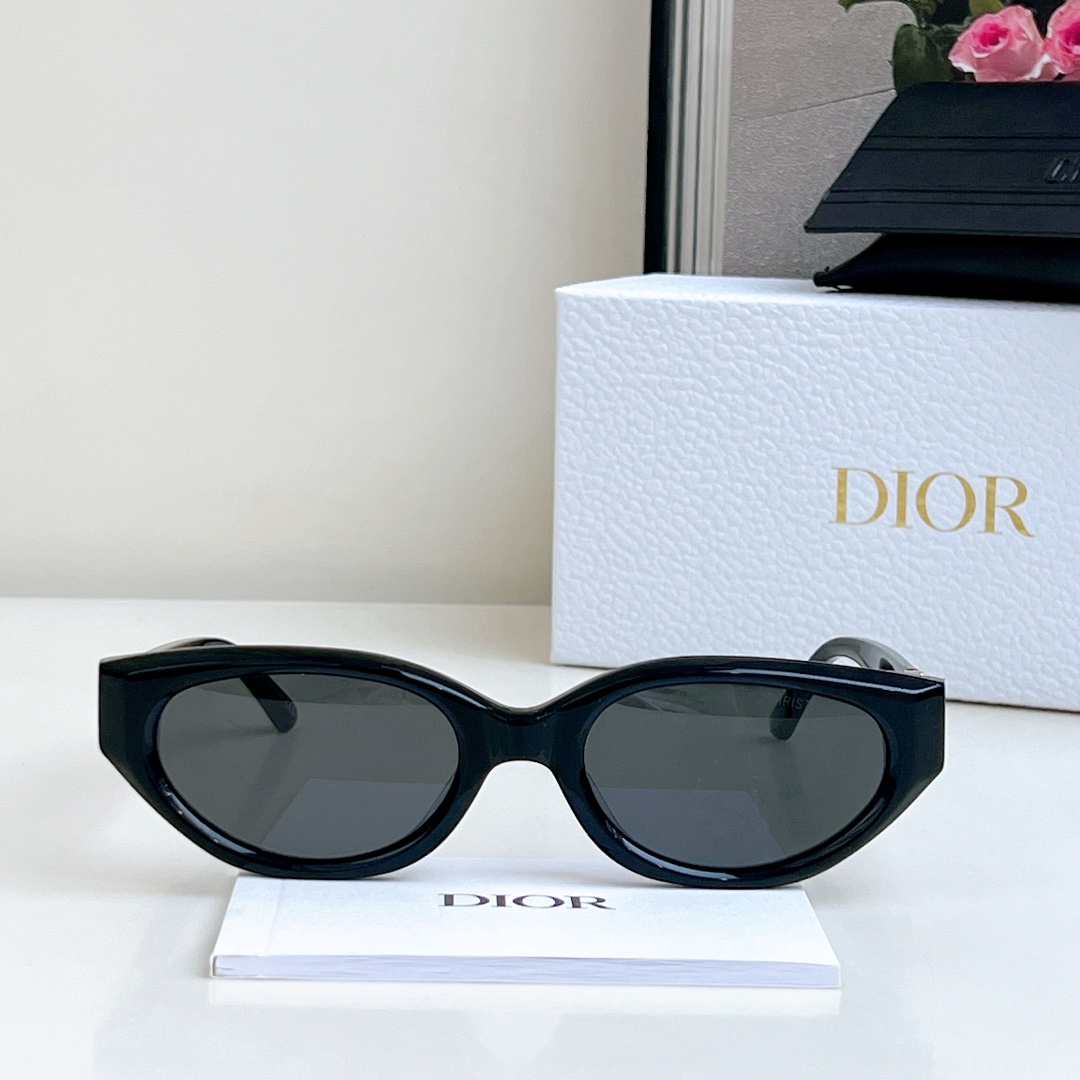  CHRISTIA* DIOR
MOD：8602 
SIZE：53-22-145
猫眼圈形超辣妹 轻巧板