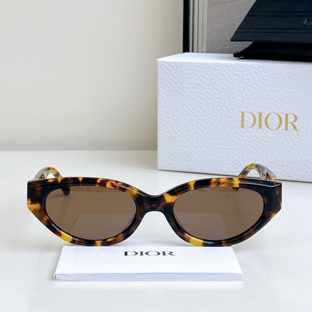  CHRISTIA* DIOR
MOD：8602 
SIZE：53-22-145
猫眼圈形超辣妹 轻巧板