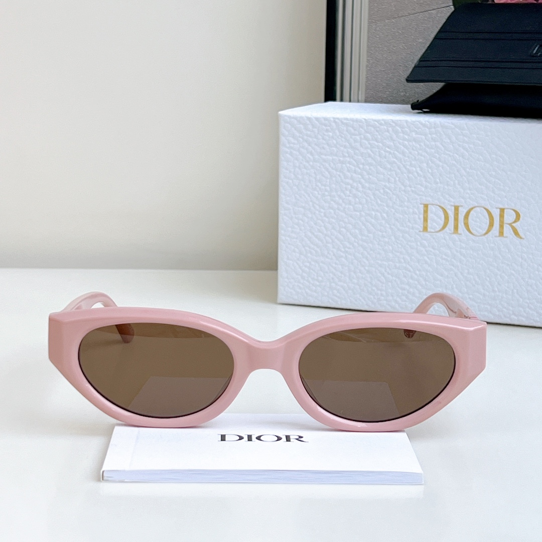  CHRISTIA* DIOR
MOD：8602 
SIZE：53-22-145
猫眼圈形超辣妹 轻巧板