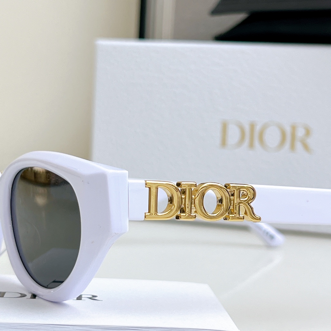 CHRISTIA* DIOR
MOD：8602 
SIZE：53-22-145
猫眼圈形超辣妹 轻巧板