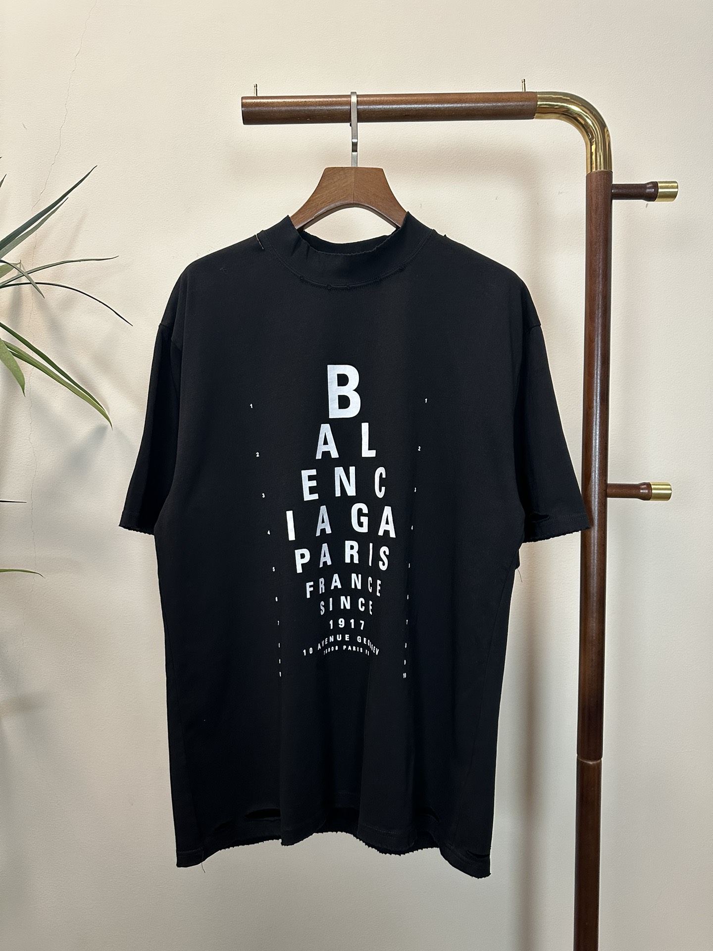 NO:134637,BLCG Balenciaga 2025 new round neck short-sleeved T-shirt high-end version!  Customized fabrics for counters are breathable and comfortable, with impeccable details, and the brand element design concept reflects high quality. The feel is delicate and soft!  It is casually cut, with a great upper body style!  Code number XS-L, balenciaga, T-shirt,tees, t-shirt,alexander wang19860909BLCG 巴黎世家 2025新款 圆领 短袖 T恤 高端版本！专柜定制面料 透气舒适度高,细节无可挑剔,品牌元素设计理念,体现高品质.手感细腻柔软！呈现休闲裁剪,上身版型超赞！ 码数XS-L,,balenciaga,T-shirt,tees，t-shirt,alexander wang,Men's clothing