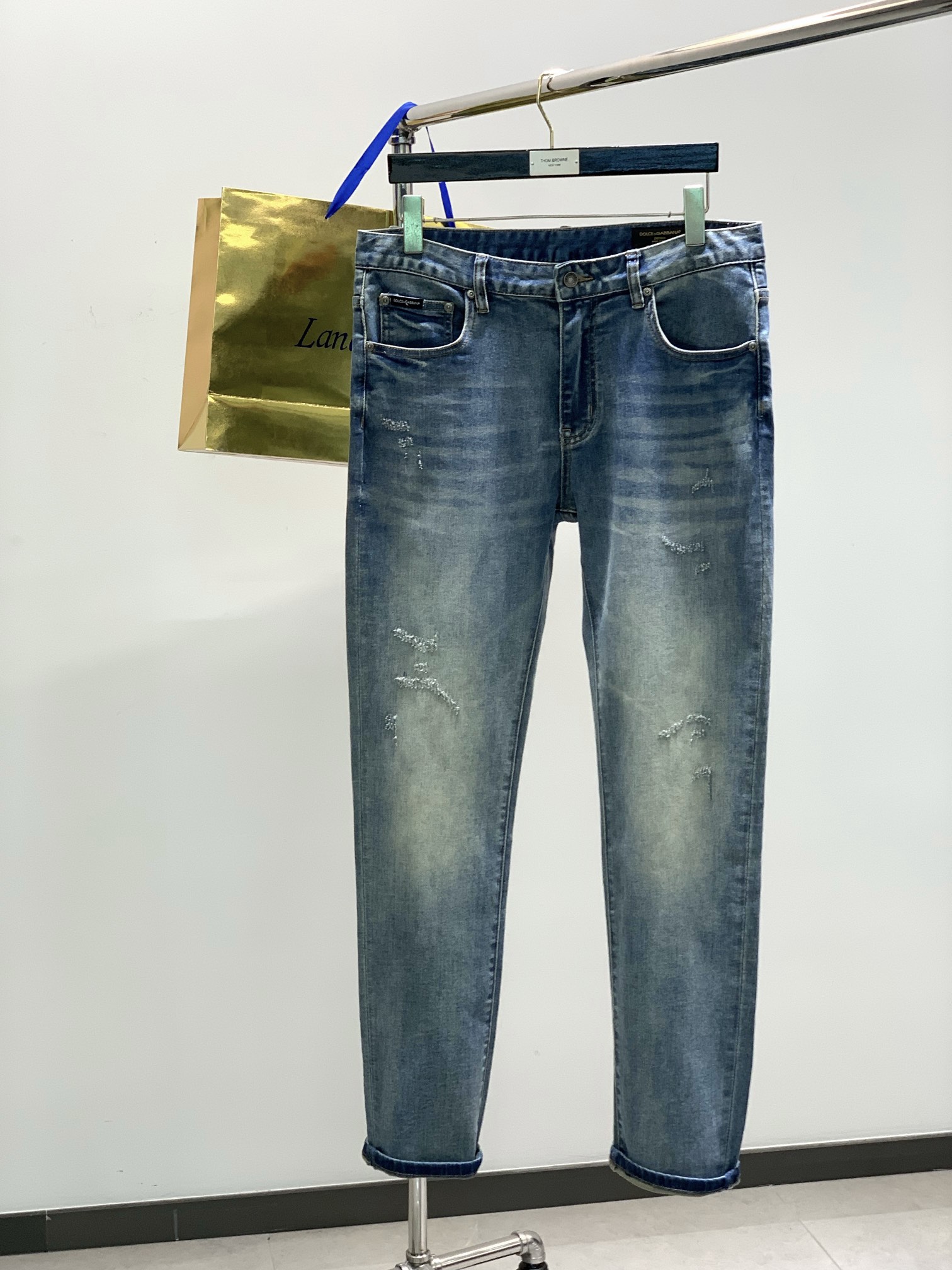 NO:122893,,DOLCE&GABBANA, the latest products for spring 2025, the official website counter is available at the same time, original singles, super stylish jeans, customized original washing denim fabric, top-grade printing craft letter pattern logo, original hardware and auxiliary decoration, unique design style, extremely superior jeans, the materials and craftsmanship are extremely luxurious and exquisite, the grade is extremely high, the upper body is handsome and stylish, the number of 29-38, Dolce&Gabbana, Dolce&Gabbana, jeans, alexander wang19860909,DOLCE&GABBANA 杜嘉班纳,2025春季最新品,官网专柜同步有售,原单狠货,超级有范儿的一款牛仔裤,定制原版水洗牛仔面料,顶级印花工艺字母图案logo,原版五金辅料装饰,独特设计风格,极为翘楚的一款牛仔裤,用料与工艺都极致奢华精湛,档次极高,上身帅气有型,码数29-38,,Dolce&Gabbana,Dolce&Gabbana,jeans,alexander wang,Men's clothing