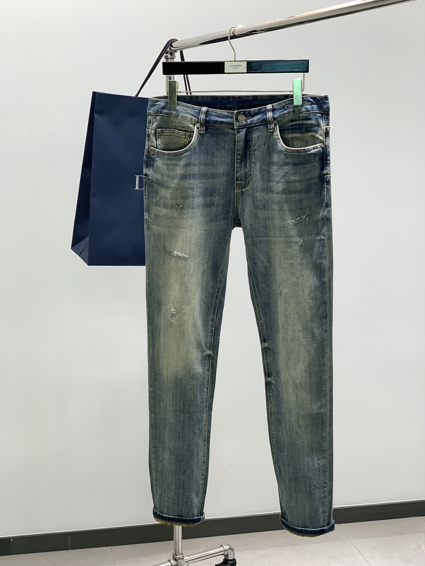 NO:122904,,Dior Dior, new spring products, official website counters are available at the same time, original singles, fashionable casual jeans, super stylish jeans, customized original washing denim fabric, top-grade embroidery craft letter pattern decoration logo, original hardware accessories decoration, handsome upper body, 29-38,,dior,dior,jeans,alexander wang19860909,Dior 迪奥,春季新品,官网专柜同步有售,原单狠货,时尚休闲牛仔裤,超级有范儿的一款牛仔裤,定制原版水洗牛仔面料,顶级刺绣工艺字母图案装饰logo,原版五金辅料装饰,上身帅气十足,码数29-38,,dior,dior,jeans,alexander wang,Men's clothing