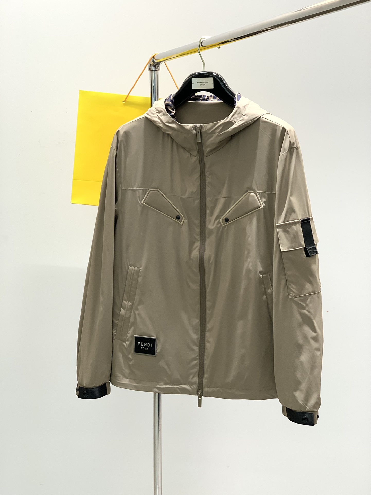 NO:122894,Color black, khaki, FENDI, the latest spring products, special counters are available at the same time, original singles, casual and fashionable hooded jackets, imported original fabrics, top-grade printing craft letter pattern logo, original hardware and auxiliary decoration, unique design, comfortable and breathable upper body, extremely high grade, handsome upper body, 2 colors recommendation, code number M-3XL,, fendi, fendi, jackets & coats, hats, alexander wang19860909颜色黑色,卡其 ,FENDI 芬迪,春季最新品,专柜同步有售,原单狠货,休闲时尚连帽外套,进口原版面料,顶级印胶工艺字母图案logo,原版五金辅料装饰,独特设计,上身舒适透气,档次极高,上身帅气十足,2色推荐,码数M-3XL,,fendi,fendi,jackets & coats,hats,alexander wang,Men's clothing