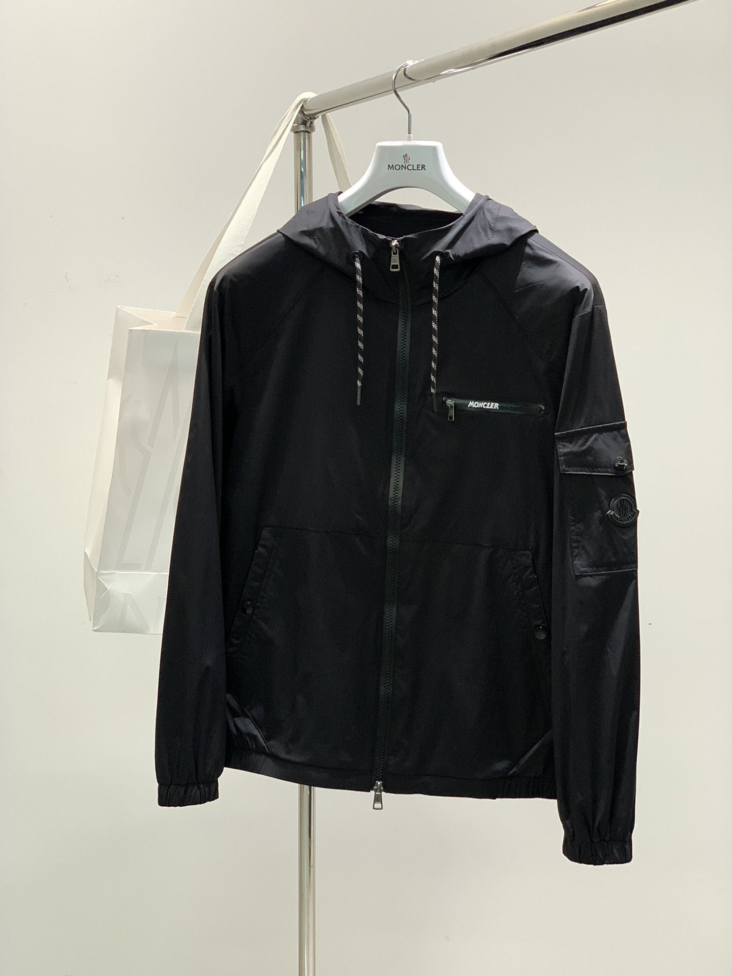 NO:122899,Color black, gray, Moncler cover, the latest products in spring 2025, available at the same time for the counter, original singles, fashionable and casual hooded jacket, comfortable on the upper body!  Eye-catching and highlighted, using imported original fabric, top-grade printed craft letter pattern logo, original hardware and accessories decoration, simple but not lacking in fashion, fashionable and handsome, 2 colors recommended, code number M-3XL, christian louboutin, Moncler, jackets & coats, hats, alexander wang19860909颜色黑色,灰色 ,Moncler 蒙口,2025春季最新品,专柜同步有售,原单狠货,时尚休闲连帽外套,上身舒适！吸睛而有亮点,采用进口原版面料,顶级印花工艺字母图案logo,原版五金辅料装饰,简单而不失时尚,上身时尚帅气,2色推荐,码数M-3XL,,christian louboutin,Moncler,jackets & coats,hats,alexander wang,Men's clothing