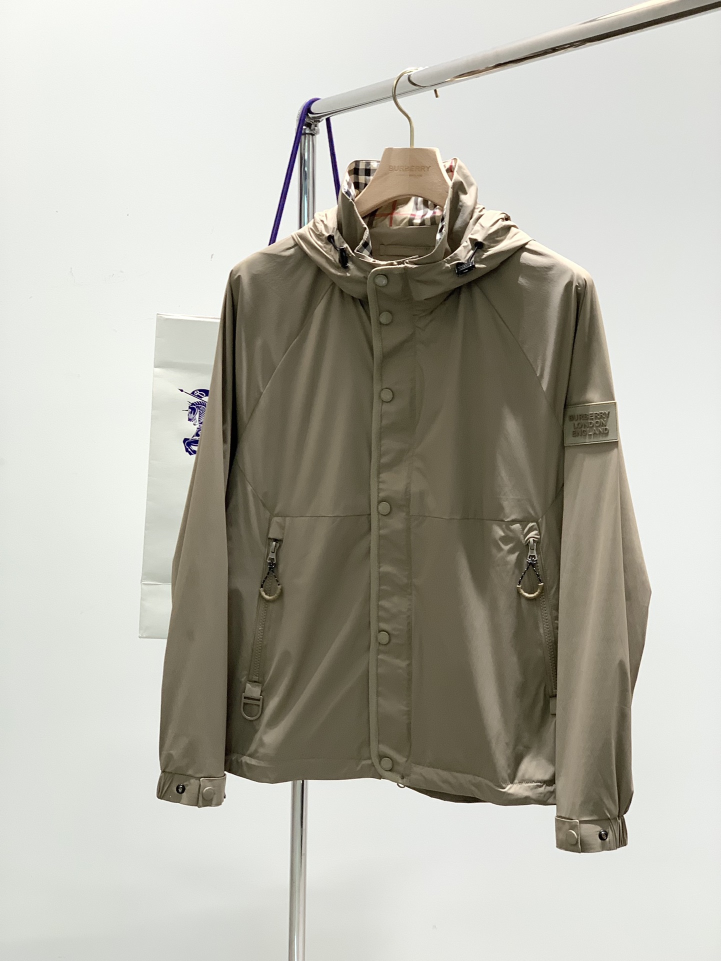 NO:122889,Black color, khaki, Burberry, the latest spring products, special counters are available at the same time, original singles, fashionable and casual hooded jacket, imported original fabric, comfortable and breathable upper body, top-grade printing craft letter pattern decoration logo, original hardware and auxiliary materials decoration, extremely high grade, comfortable and versatile, handsome upper body, 2 colors recommendation, code number M-3XL, burberry, burberry, jackets & coats, hats, alexander wang19860909颜色黑色,卡其 ,Burberry 巴宝莉,春季最新品,专柜同步有售,原单狠货,时尚休闲连帽外套,进口原版面料,上身舒适透气,顶级印胶工艺字母图案装饰logo,原版五金辅料装饰,档次极高,舒适百搭,上身帅气十足,2色推荐,码数M-3XL,,burberry,burberry,jackets & coats,hats,alexander wang,Men's clothing