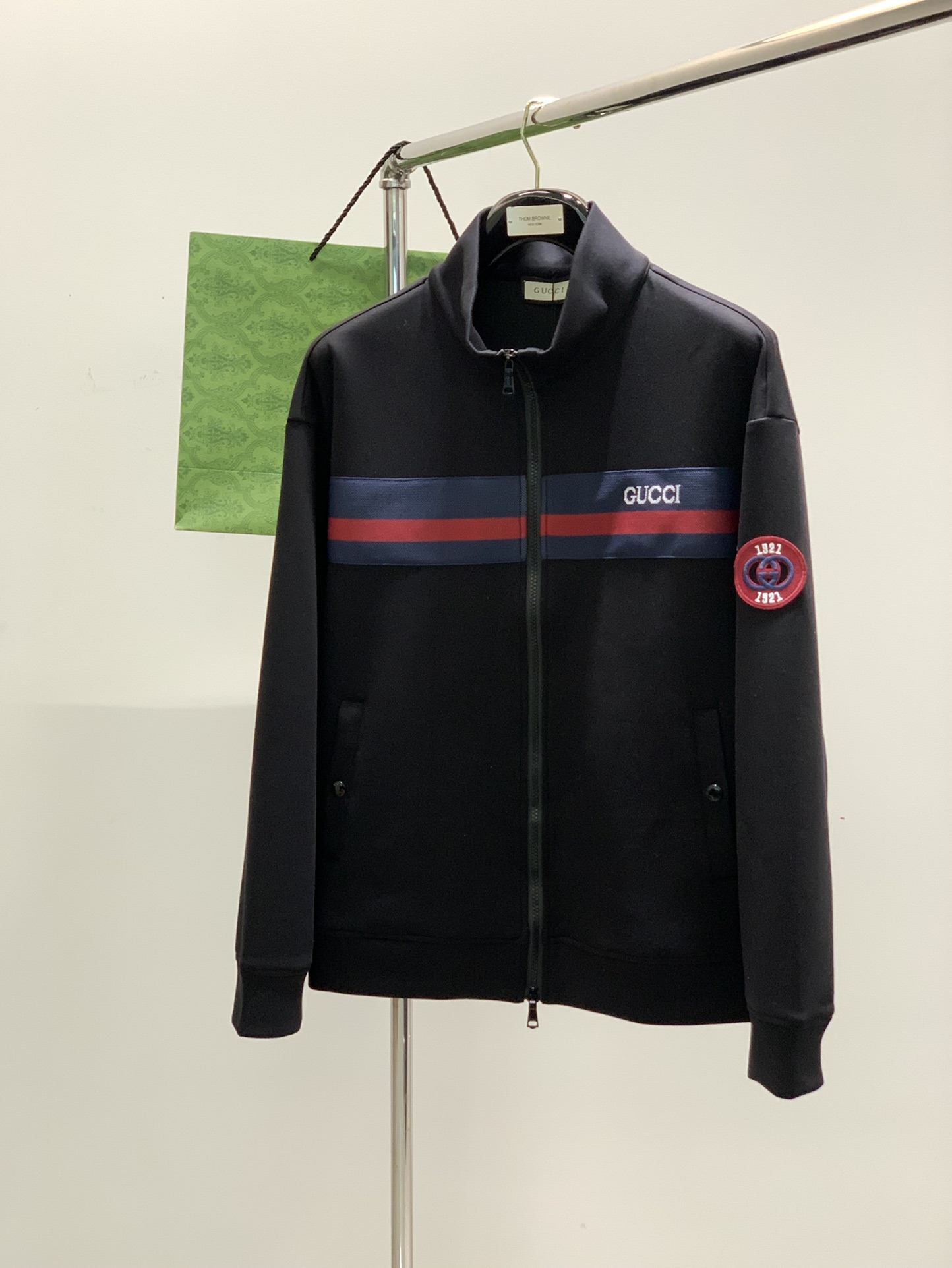 NO:122891,Clothes, pants P, Gucci, the latest spring style, available at the counter at the same time, original orders, fashionable casual suits, and very distinctive on the upper body!  Eye-catching and highlighted, imported original fabric, top-grade embroidery printing craft letter pattern decorative logo, original hardware and auxiliary materials decoration, simple but not lacking in fashion, classic and atmospheric, comfortable and breathable, handsome and stylish upper body, code M-3XL, gucci, gucci, alexander wang19860909衣服,裤子P,Gucci 古驰,春季最新款,专柜同步有售,原单狠货,时尚休闲套装,上身很有特点！吸睛而有亮点,进口原版面料,顶级刺绣印花工艺字母图案装饰Logo,原版五金辅料装饰,简单而不失时尚,经典大气,舒适透气,上身帅气有型,码数M-3XL,,gucci,gucci,alexander wang,Men's clothing