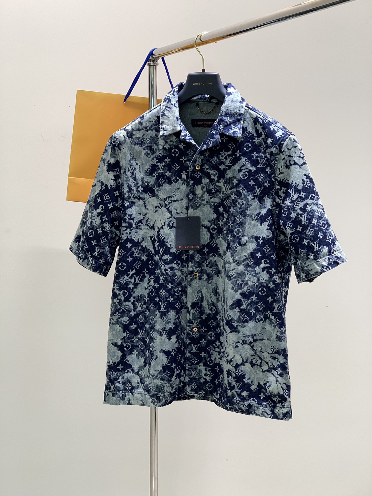 NO:122883,, LV tapestries pattern presbyterian denim shirt jacket channel hardcore quality, this presbyterian shirt is really amazing, both inside and outside, the official V color is quite good, the actual product is normal presbyterian blue. You can search for powerful web generation/little sweet potato, let's compare YB! This season's items are mainly tie-dye, with a retro and rich color. They are made of knitted denim cotton, with a slight stretch, and the body has a certain sense of self-weight. The impression of denim is hard, but this one is just the opposite. The special washing process makes the denim body very soft and can ensure the upper body is hard and skinny. Not as light as ordinary shirts, it can be worn as a jacket. OVERSIZE loose style cut, which can be easily worn by both boys and girls. The hardware details are exquisite and in place, and the craftsmanship is neat and tight. Same style for men and women. Size: S M L  Size chart S-length 74 bust 114 shoulder 45 sleeve length 30. M-length 76 bust 118 shoulder 47 sleeve length 31. L-length 78 bust 122 shoulder width 49 sleeve length 32,,louis vuitton,versace,jackets & coats,shirts,alexander wang19860909,LV挂毯图案老花牛仔布衬衫外套 渠道硬核精品,这款老花衬衫真的绝了,内搭外搭都可以,官V颜色偏绝,实物是正常的老花蓝.可以搜搜强大的网代/小红薯,咱们对标YB! 这一季的单品以扎染为主,复古浓郁的色彩感.采用针织牛仔棉布制作,轻微弹力,衣身有一定的自重感.对牛仔的印象都是偏硬,但这款刚好相反,特殊水洗工艺让牛仔衣身变得非常柔软,又能保证上身硬挺骨感.不像一般的衬衫那么轻,完全能当外套穿着. OVERSIZE宽松版型裁剪,男生女生都能轻松穿着.五金细节精美到位,工艺走线齐整严密. 男女同款 . 尺码:S M L 尺码表S衣长74 胸围114 肩45 袖长30.M衣长76 胸围118 肩47 袖长31.L衣长78胸围122肩宽49袖长32,,louis vuitton,versace,jackets & coats,shirts,alexander wang,Men's clothing