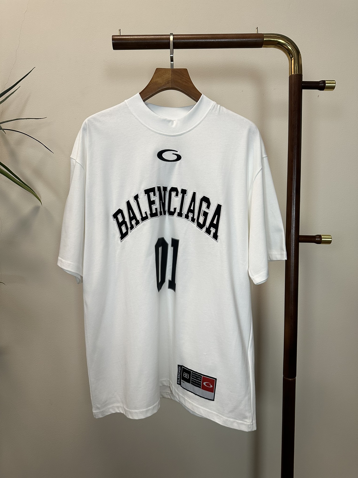 NO:141910,BLCG Balenciaga 2025 new round neck short-sleeved T-shirt high-end version!  Customized fabrics for counters are breathable and comfortable, with impeccable details, and the brand element design concept reflects high quality. The feel is delicate and soft!  It is casually cut, with a great upper body style!  Code number XS-L, balenciaga, T-shirt,tees, t-shirt,alexander wang19860909BLCG 巴黎世家 2025新款 圆领 短袖 T恤 高端版本！专柜定制面料 透气舒适度高,细节无可挑剔,品牌元素设计理念,体现高品质.手感细腻柔软！呈现休闲裁剪,上身版型超赞！ 码数XS-L,,balenciaga,T-shirt,tees，t-shirt,alexander wang,Men's clothing