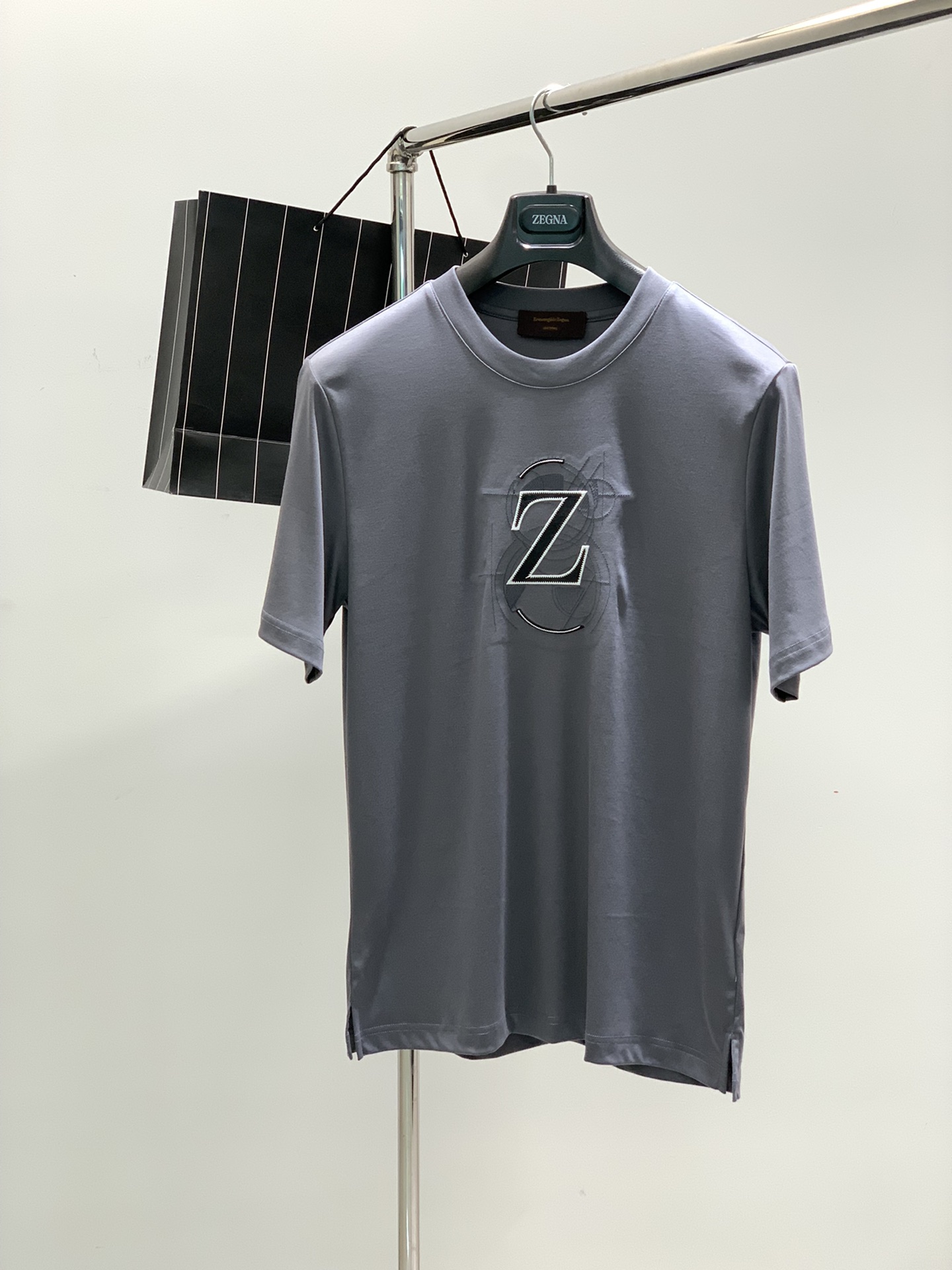 NO:122896,,Jenia Embroidered short sleeves Material mercerized cotton Suitable for seasons and four seasons Collar round neck Sleeve long and short sleeves Sleeve regular length Regular style Style Others Thickness Size M-3XL Size chart M-3XL Long 68 bust 102 shoulder width 45 L Long 70 bust 106 shoulder width 47 XL Long 72 bust 110 shoulder width 49 2XL Long 74 bust 114 shoulder width 51 3XL Long 75 bust 118 shoulder width 52, zegna, T-shirt, alexander wang19860909,杰尼亚 刺绣短袖 材质 丝光棉 适用季节四季 领型圆领 袖长短袖 袖型常规 衣长常规 版型常规 款式其他 厚度常规 尺码 M-3XL 尺码表M衣长68胸围102肩宽45 L衣长70胸围106肩宽47  XL衣长72胸围110肩宽49  2XL衣长74胸围114肩宽51 3XL衣长75胸围118肩宽52,,zegna,T-shirt,alexander wang,Men's clothing