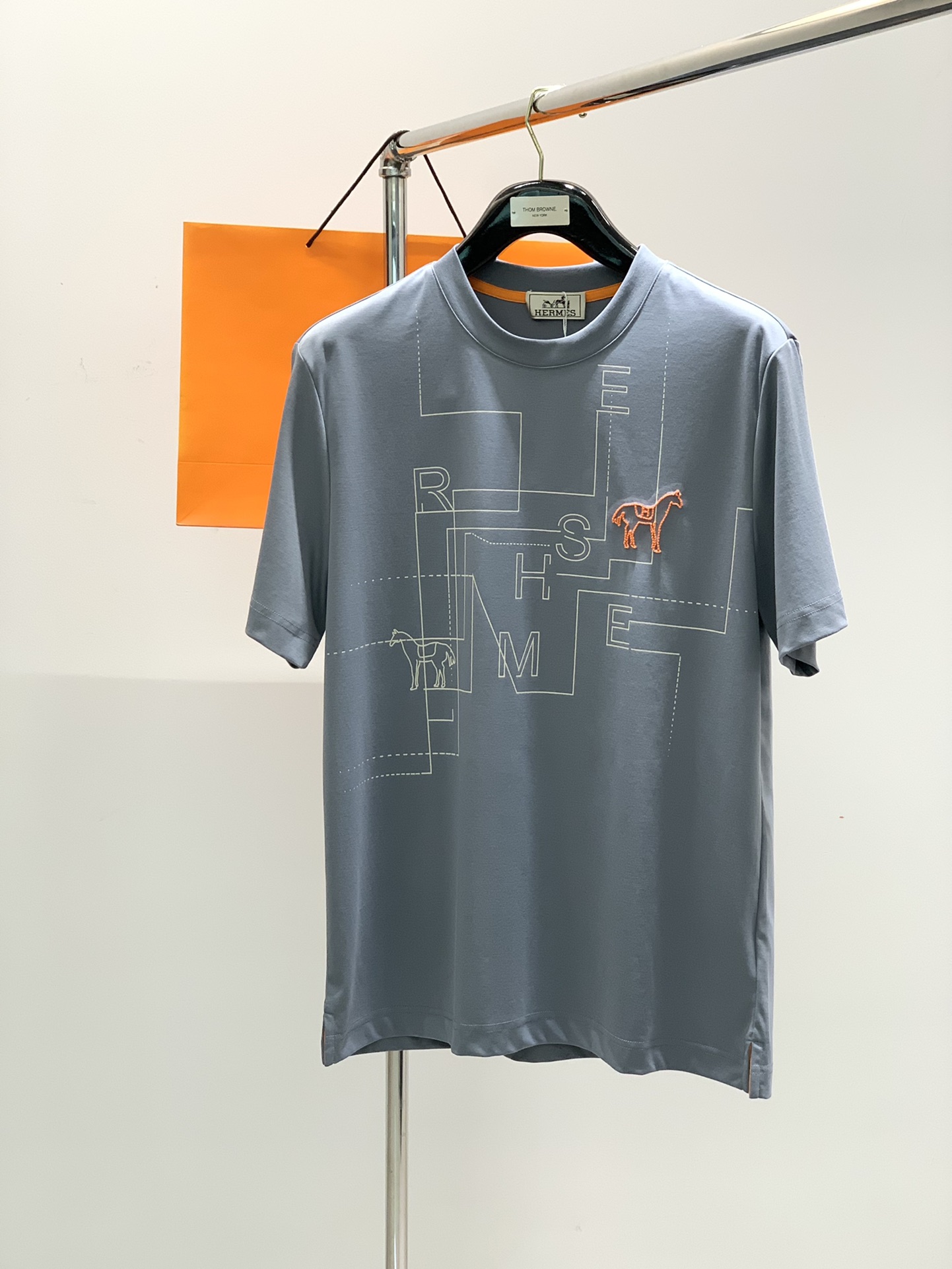 NO:122886,, Hermes Printed Short Sleeve Material Mercerized Cotton Suitable for seasons and four seasons Collar round neck Sleeve long and short sleeve Sleeve regular length Regular style Style Others Thickness Size M-3XL Size chart M-3XL Long 68 bust 102 shoulder width 45 L Long 70 bust 106 shoulder width 47 XL Long 72 bust 110 shoulder width 49 2XL Long 74 bust 114 shoulder width 51 3XL Long 75 bust 118 shoulder width 52, hermes, T-shirt, alexander wang19860909,爱马仕 印花短袖 材质 丝光棉 适用季节四季 领型圆领 袖长短袖 袖型常规 衣长常规 版型常规 款式其他 厚度常规 尺码 M-3XL 尺码表M衣长68胸围102肩宽45 L衣长70胸围106肩宽47  XL衣长72胸围110肩宽49  2XL衣长74胸围114肩宽51 3XL衣长75胸围118肩宽52,,hermes,T-shirt,alexander wang,Men's clothing