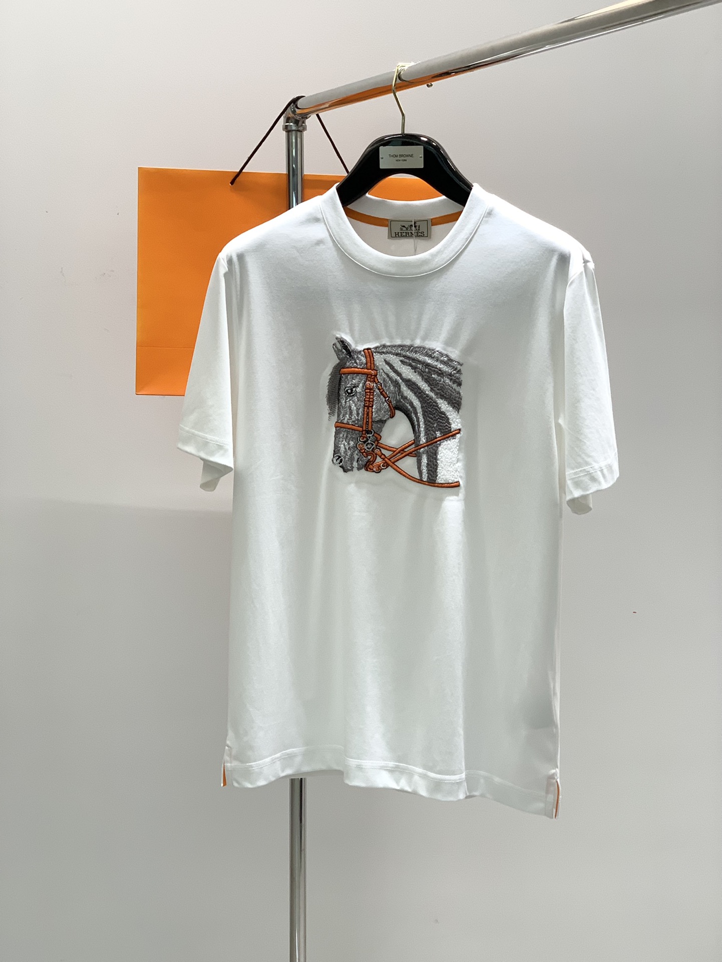 NO:122881,, Hermes Embroidered short sleeves Material mercerized cotton Suitable for seasons and four seasons Collar round neck Sleeve long and short sleeves Sleeve regular length Regular style Style Others Thickness Size M-3XL Size chart M-length 68 bust 102 shoulder width 45 L-length 70 bust 106 shoulder width 47 XL-length 72 bust 110 shoulder width 49 2XL-length 74 bust 114 shoulder width 51 3XL-length 75 bust 118 shoulder width 52, hermes, T-shirt, alexander wang19860909,爱马仕 刺绣短袖 材质 丝光棉 适用季节四季 领型圆领 袖长短袖 袖型常规 衣长常规 版型常规 款式其他 厚度常规 尺码 M-3XL 尺码表M衣长68胸围102肩宽45 L衣长70胸围106肩宽47  XL衣长72胸围110肩宽49  2XL衣长74胸围114肩宽51 3XL衣长75胸围118肩宽52,,hermes,T-shirt,alexander wang,Men's clothing