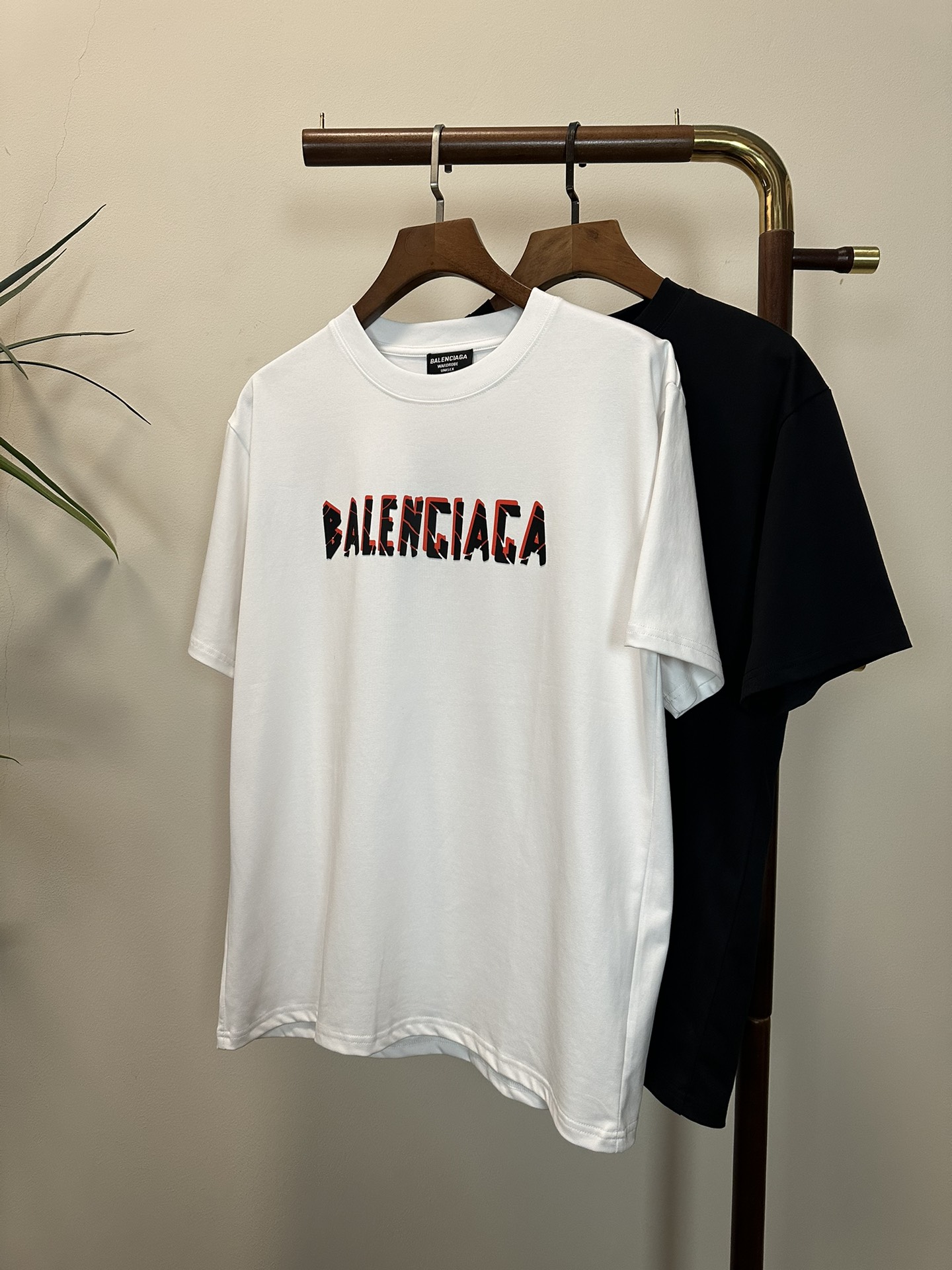 NO:141907,BLCG Balenciaga 2025 new round neck short-sleeved T-shirt high-end version!  Customized fabrics for counters are breathable and comfortable, with impeccable details, and the brand element design concept reflects high quality. The feel is delicate and soft!  It is casually cut, with a great upper body style!  S-XL, balenciaga, T-shirt,tees, t-shirt,alexander wang19860909BLCG 巴黎世家 2025新款 圆领 短袖 T恤 高端版本！专柜定制面料 透气舒适度高,细节无可挑剔,品牌元素设计理念,体现高品质.手感细腻柔软！呈现休闲裁剪,上身版型超赞！ 码数S-XL,,balenciaga,T-shirt,tees，t-shirt,alexander wang,Men's clothing