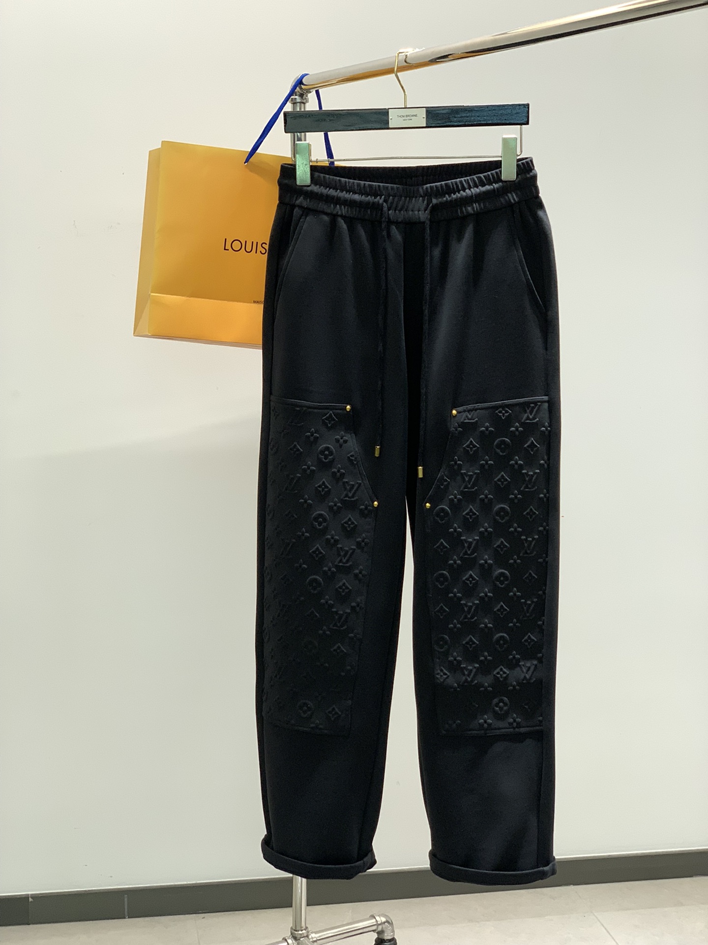 NO:122879,,LouisVuitton, the latest spring model, available at the counter at the same time, original singles, fashionable casual pants, very distinctive on the upper body!  Eye-catching and highlighted, imported original fabric, three-dimensional craft letter pattern decoration logo, original hardware and auxiliary materials decoration, simple but not lacking in fashion, classic and atmospheric, comfortable and breathable, handsome and stylish on the upper body, 2 colors recommended, code number M-3XL,, louis vuitton, louis vuitton, alexander wang19860909,LouisVuitton 路易威登,春季最新款,专柜同步有售,原单狠货,时尚休闲裤,上身很有特点！吸睛而有亮点,进口原版面料,立体工艺字母图案装饰Logo,原版五金辅料装饰,简单而不失时尚,经典大气,舒适透气,上身帅气有型,2色推荐,码数M-3XL,,louis vuitton,louis vuitton,alexander wang,Men's clothing