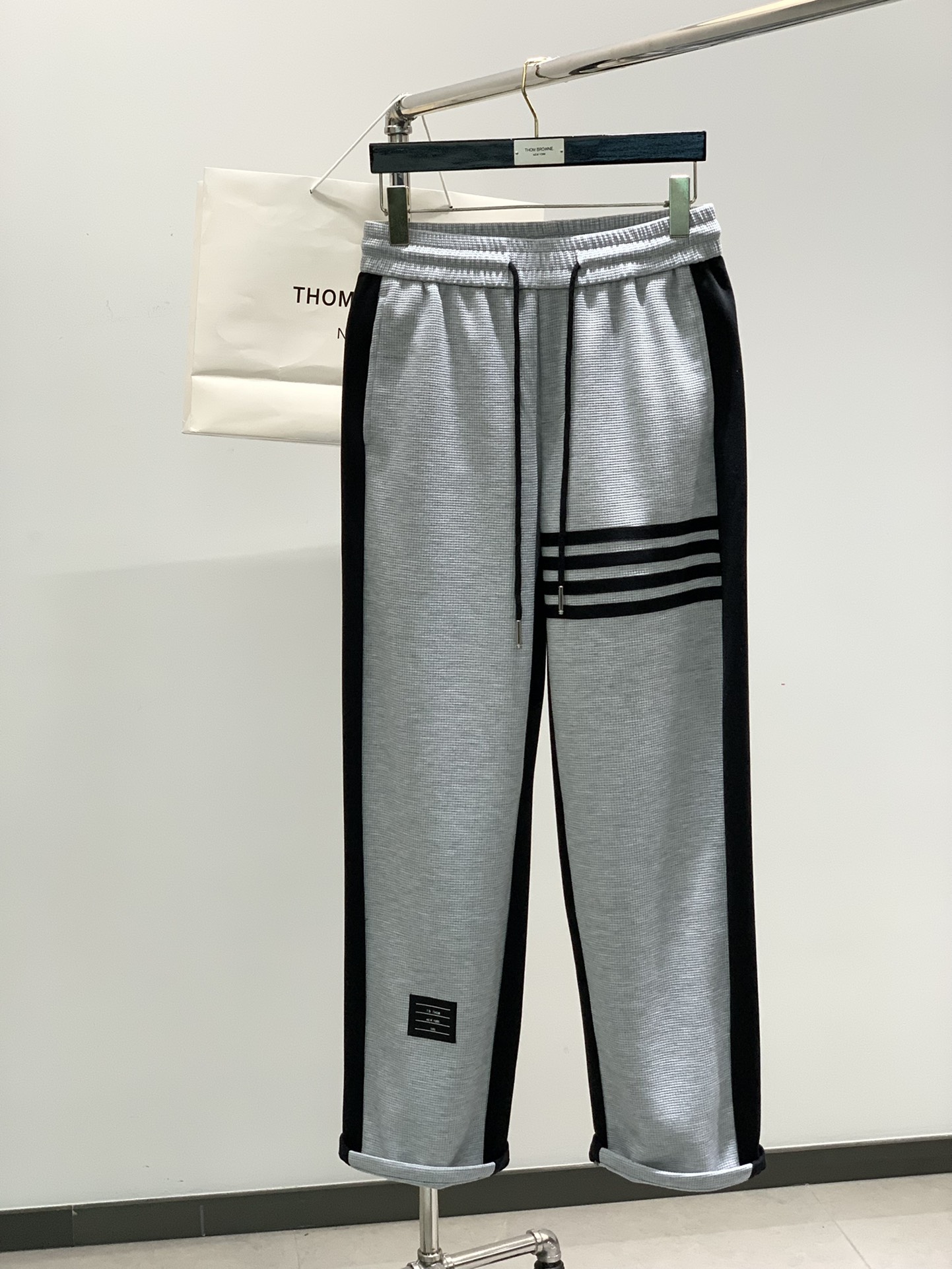 NO:122887,,Tom Ford, the latest spring products, fashionable casual pants, the counter is available at the same time, original singles are made of imported original fabrics, excellent comfort, top-grade printing craft letter pattern logo, original hardware accessories, extremely high grade, calm and versatile, handsome and stylish, code number M-3XL,,tom ford, alexander wang19860909,Tom Ford 汤姆·福特,春季最新品,时尚休闲裤,专柜同步有售,原单狠货,采用进口原版面料,舒适度极佳,顶级印花工艺字母图案logo,原版五金辅料,档次极高,从容百搭,上身帅气有型,码数M-3XL,,tom ford,alexander wang,Men's clothing