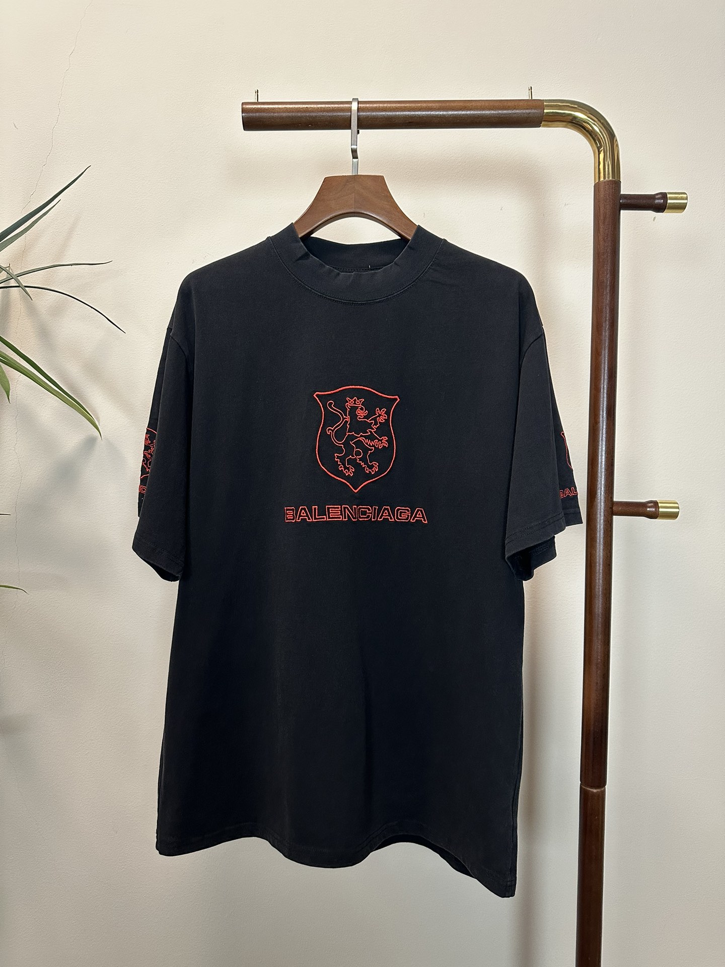 NO:150959,BLCG Balenciaga 2025 new round neck short-sleeved T-shirt high-end version!  Customized fabrics for counters are breathable and comfortable, with impeccable details, and the brand element design concept reflects high quality. The feel is delicate and soft!  It is casually cut, with a great upper body style!  Code number XS-L, balenciaga, T-shirt,tees, t-shirt,alexander wang19860909BLCG 巴黎世家 2025新款 圆领 短袖 T恤 高端版本！专柜定制面料 透气舒适度高,细节无可挑剔,品牌元素设计理念,体现高品质.手感细腻柔软！呈现休闲裁剪,上身版型超赞！ 码数XS-L,,balenciaga,T-shirt,tees，t-shirt,alexander wang,Men's clothing