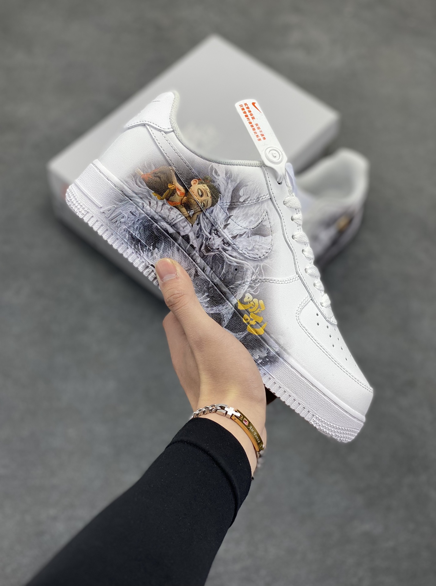 Air Force 1 Low 哪吒手绘涂鸦 原楦头原纸板 打造纯正空军版型 #专注外贸渠道 全掌内置蜂窝气垫 #原盒配件 原厂中底钢印、拉帮完美 货号:CW2288-111 尺码:36 36.5 37.5 38 38.5 39 40 40.5 41 42 42.5 43 44 44.5 45-选品中心