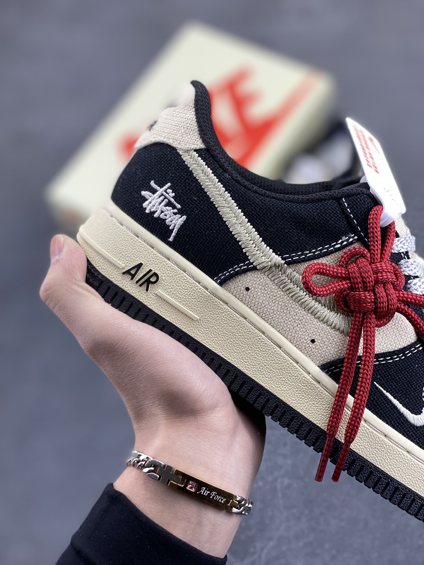 图片[6]-NIke Air Force 1 \’07 Low “斯图西联名——米黑”空军一号 低帮 运动鞋 休闲鞋 折边针车 工艺难度大 原楦头原纸板 原装鞋盒 定制五金配件 内置全掌气垫 原厂鞋底 货号：XZ6188-762 尺码：36 36.5 37.5 38 38.5 39 40 40.5 41 42 42.5 43 44 44.5 45-选品中心