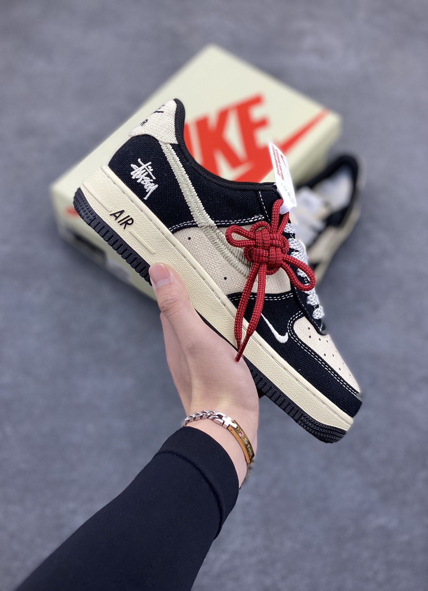 NIke Air Force 1 \’07 Low “斯图西联名——米黑”空军一号 低帮 运动鞋 休闲鞋 折边针车 工艺难度大 原楦头原纸板 原装鞋盒 定制五金配件 内置全掌气垫 原厂鞋底 货号:XZ6188-762 尺码:36 36.5 37.5 38 38.5 39 40 40.5 41 42 42.5 43 44 44.5 45-选品中心