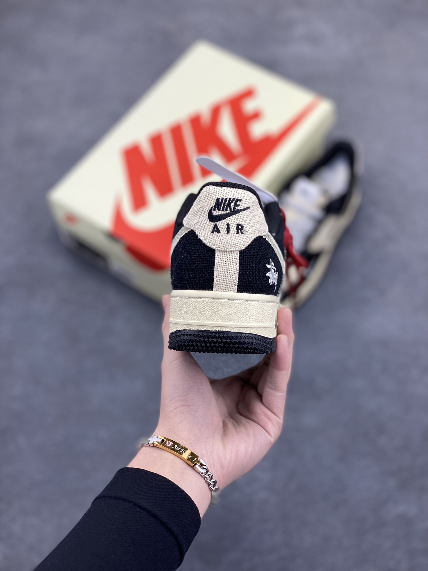 图片[4]-NIke Air Force 1 \’07 Low “斯图西联名——米黑”空军一号 低帮 运动鞋 休闲鞋 折边针车 工艺难度大 原楦头原纸板 原装鞋盒 定制五金配件 内置全掌气垫 原厂鞋底 货号：XZ6188-762 尺码：36 36.5 37.5 38 38.5 39 40 40.5 41 42 42.5 43 44 44.5 45-选品中心