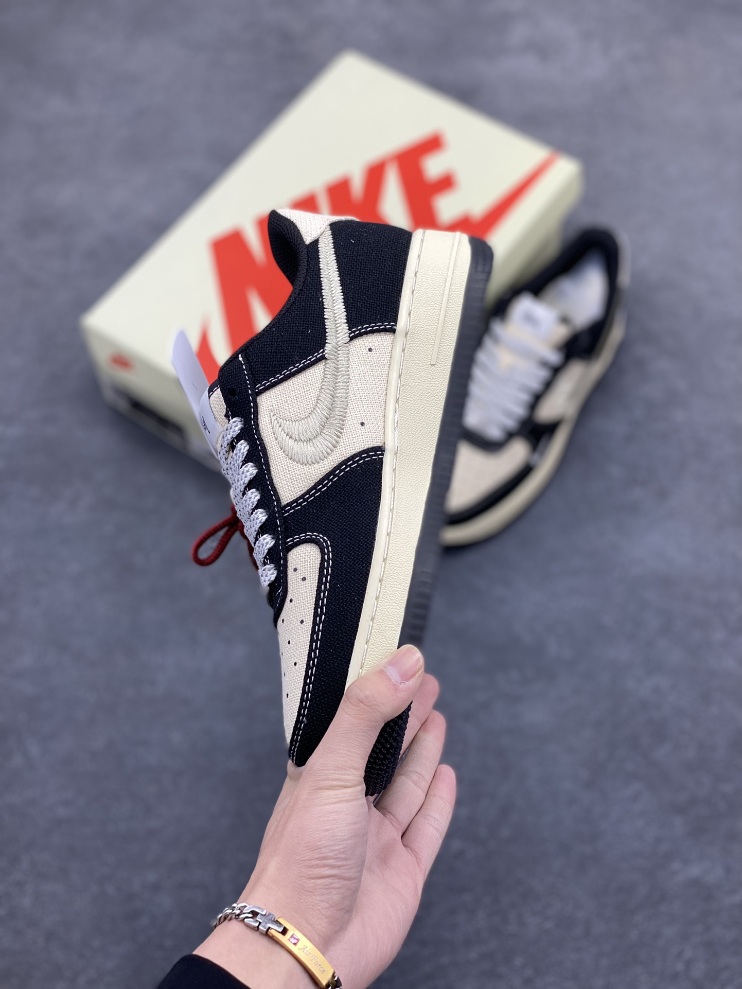 图片[3]-NIke Air Force 1 \’07 Low “斯图西联名——米黑”空军一号 低帮 运动鞋 休闲鞋 折边针车 工艺难度大 原楦头原纸板 原装鞋盒 定制五金配件 内置全掌气垫 原厂鞋底 货号：XZ6188-762 尺码：36 36.5 37.5 38 38.5 39 40 40.5 41 42 42.5 43 44 44.5 45-选品中心