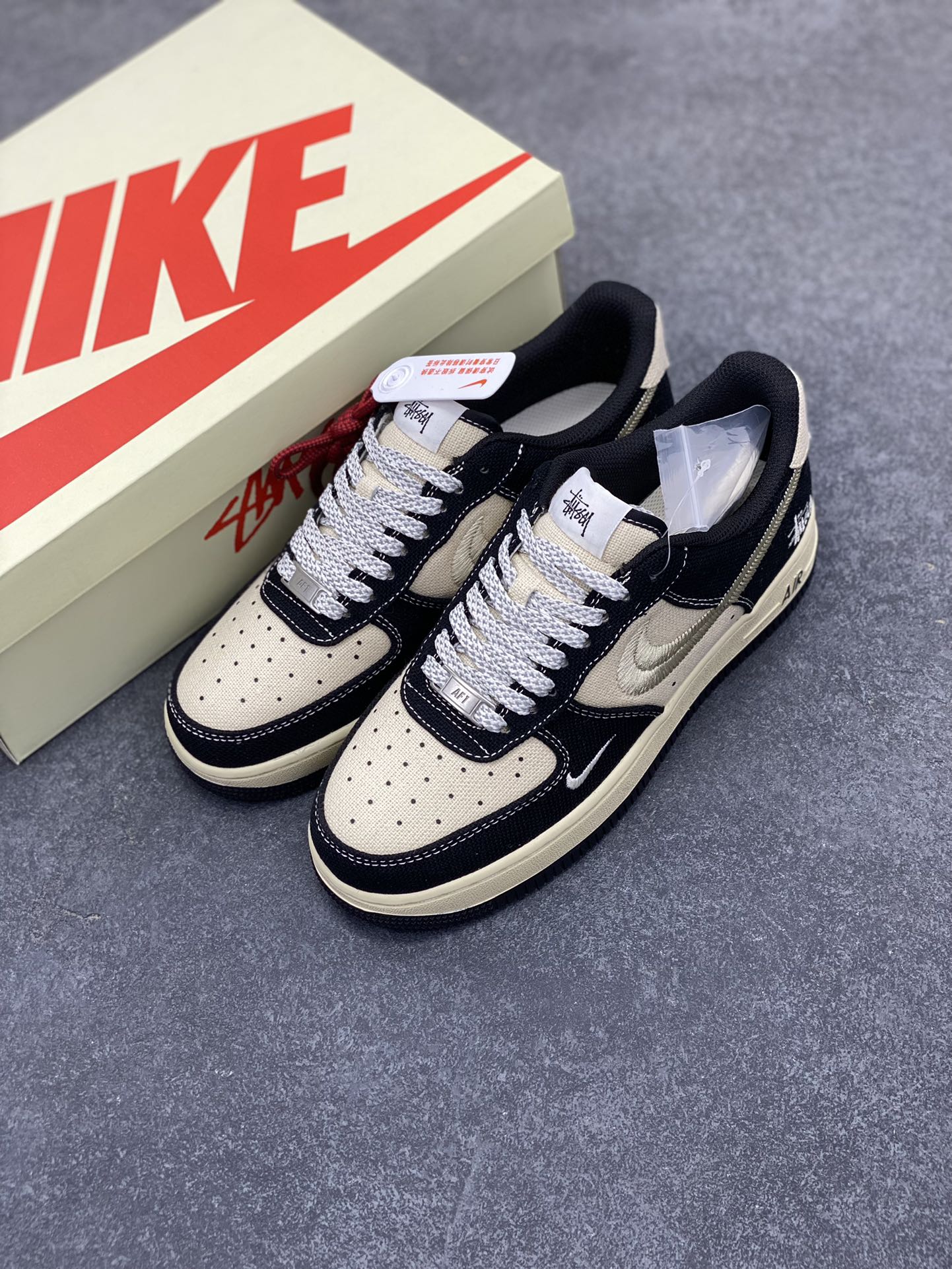 图片[8]-NIke Air Force 1 \’07 Low “斯图西联名——米黑”空军一号 低帮 运动鞋 休闲鞋 折边针车 工艺难度大 原楦头原纸板 原装鞋盒 定制五金配件 内置全掌气垫 原厂鞋底 货号：XZ6188-762 尺码：36 36.5 37.5 38 38.5 39 40 40.5 41 42 42.5 43 44 44.5 45-选品中心