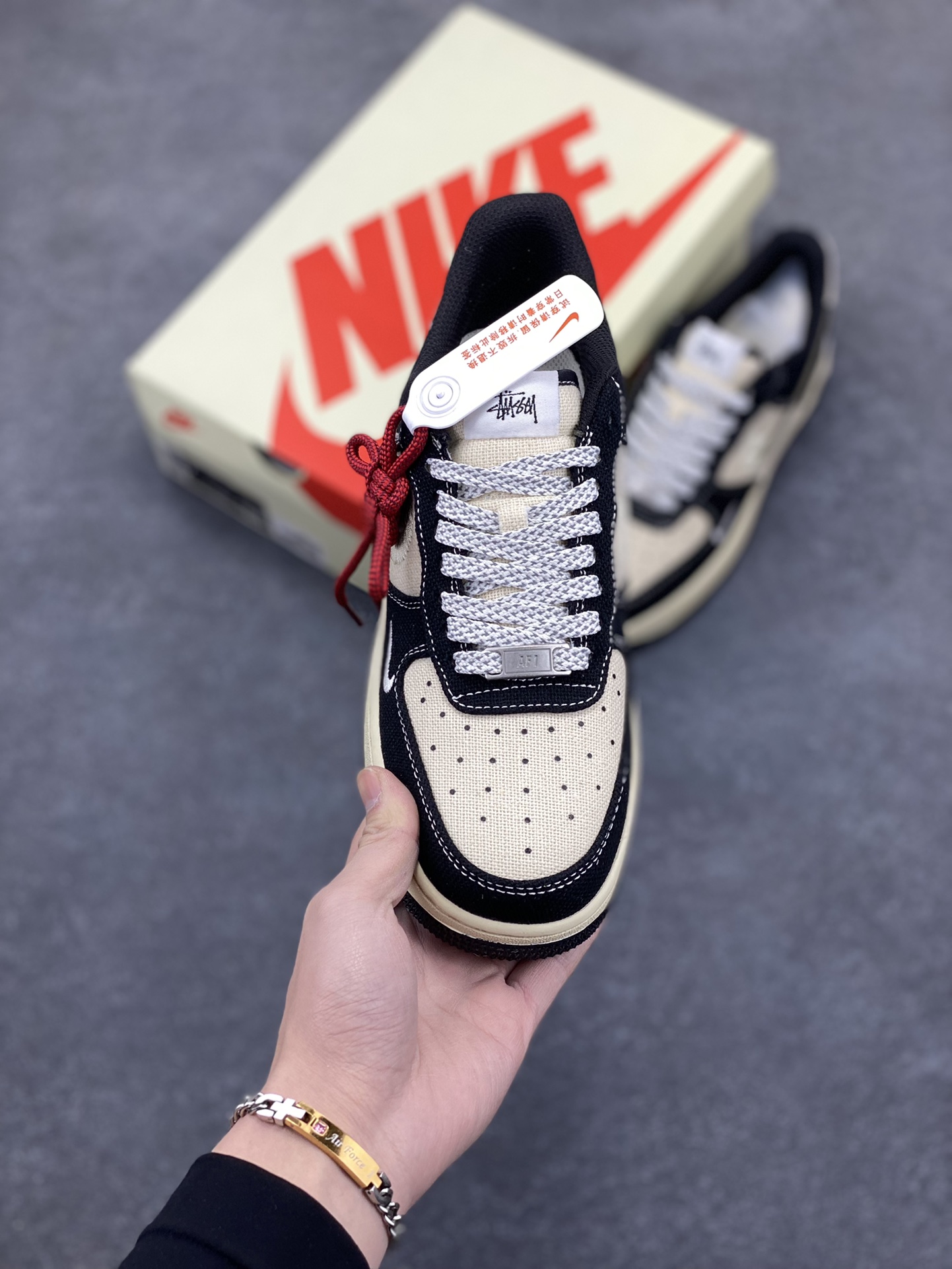 图片[2]-NIke Air Force 1 \’07 Low “斯图西联名——米黑”空军一号 低帮 运动鞋 休闲鞋 折边针车 工艺难度大 原楦头原纸板 原装鞋盒 定制五金配件 内置全掌气垫 原厂鞋底 货号：XZ6188-762 尺码：36 36.5 37.5 38 38.5 39 40 40.5 41 42 42.5 43 44 44.5 45-选品中心