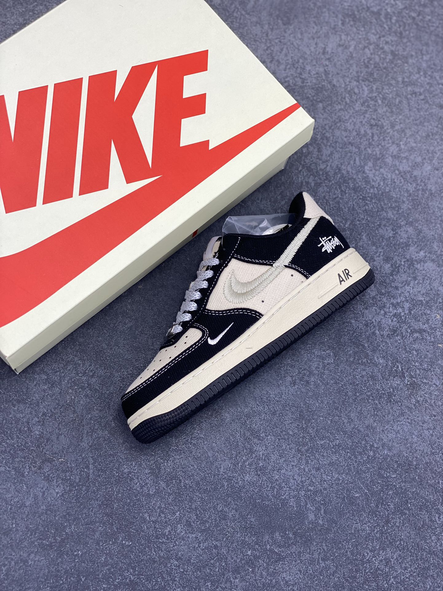 图片[7]-NIke Air Force 1 \’07 Low “斯图西联名——米黑”空军一号 低帮 运动鞋 休闲鞋 折边针车 工艺难度大 原楦头原纸板 原装鞋盒 定制五金配件 内置全掌气垫 原厂鞋底 货号：XZ6188-762 尺码：36 36.5 37.5 38 38.5 39 40 40.5 41 42 42.5 43 44 44.5 45-选品中心