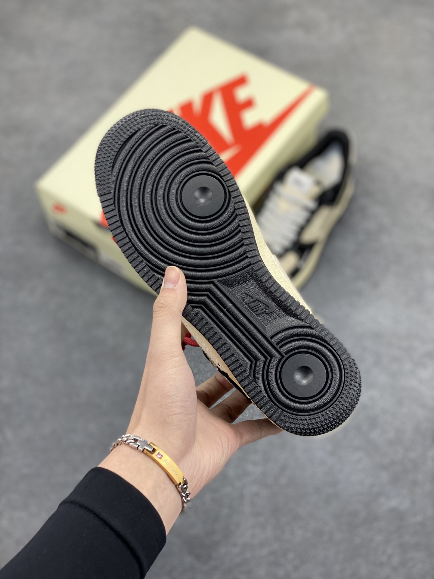 图片[5]-NIke Air Force 1 \’07 Low “斯图西联名——米黑”空军一号 低帮 运动鞋 休闲鞋 折边针车 工艺难度大 原楦头原纸板 原装鞋盒 定制五金配件 内置全掌气垫 原厂鞋底 货号：XZ6188-762 尺码：36 36.5 37.5 38 38.5 39 40 40.5 41 42 42.5 43 44 44.5 45-选品中心