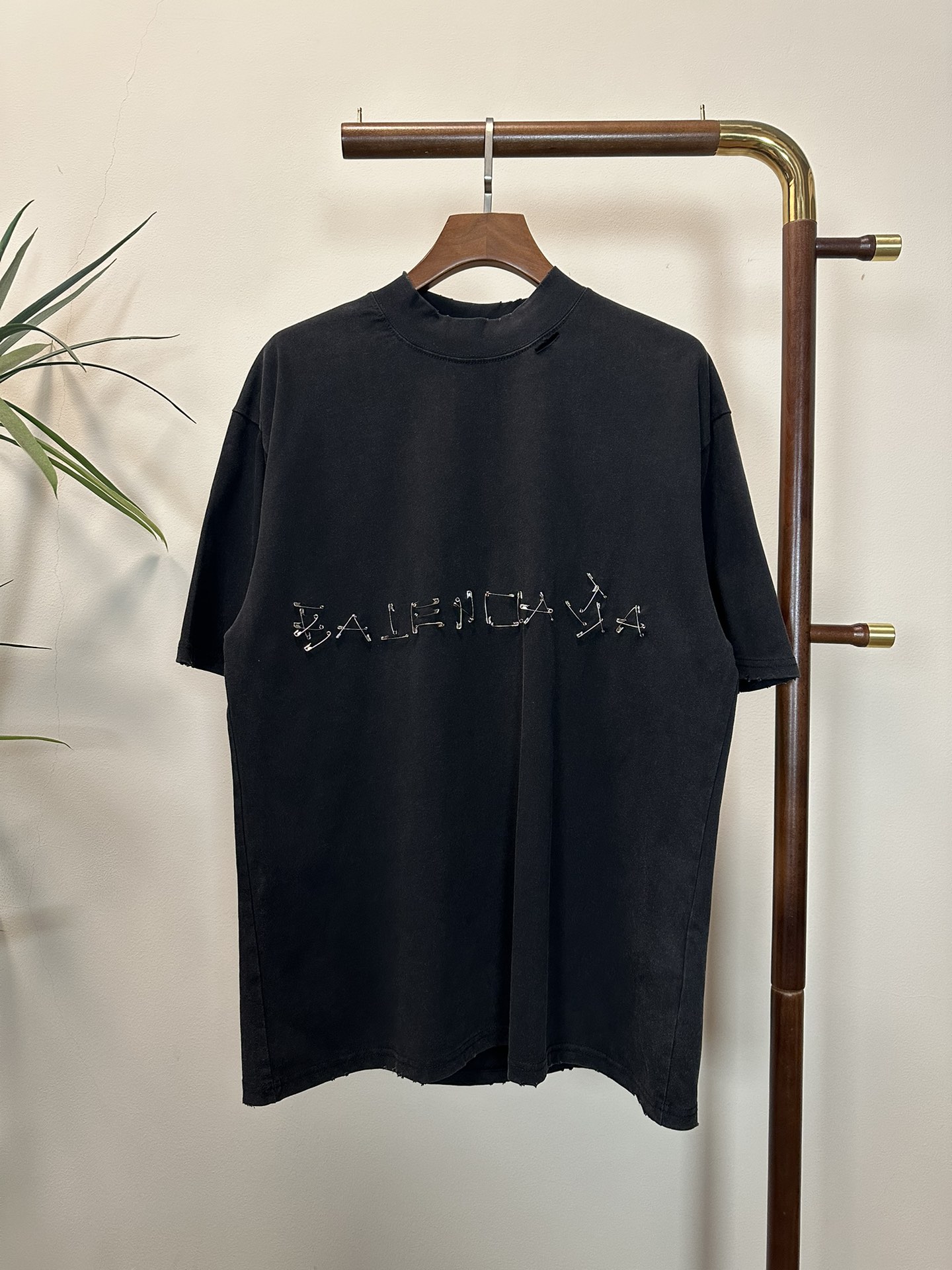 NO:512978,BLCG Balenciaga 2025 new round neck short-sleeved T-shirt high-end version!  Customized fabrics for counters are breathable and comfortable, with impeccable details, and the brand element design concept reflects high quality. The feel is delicate and soft!  It is casually cut, with a great upper body style!  Code number XS-L, balenciaga, T-shirt,tees, t-shirt,alexander wang19860909BLCG 巴黎世家 2025新款 圆领 短袖 T恤 高端版本！专柜定制面料 透气舒适度高,细节无可挑剔,品牌元素设计理念,体现高品质.手感细腻柔软！呈现休闲裁剪,上身版型超赞！ 码数XS-L,,balenciaga,T-shirt,tees，t-shirt,alexander wang,Men's clothing