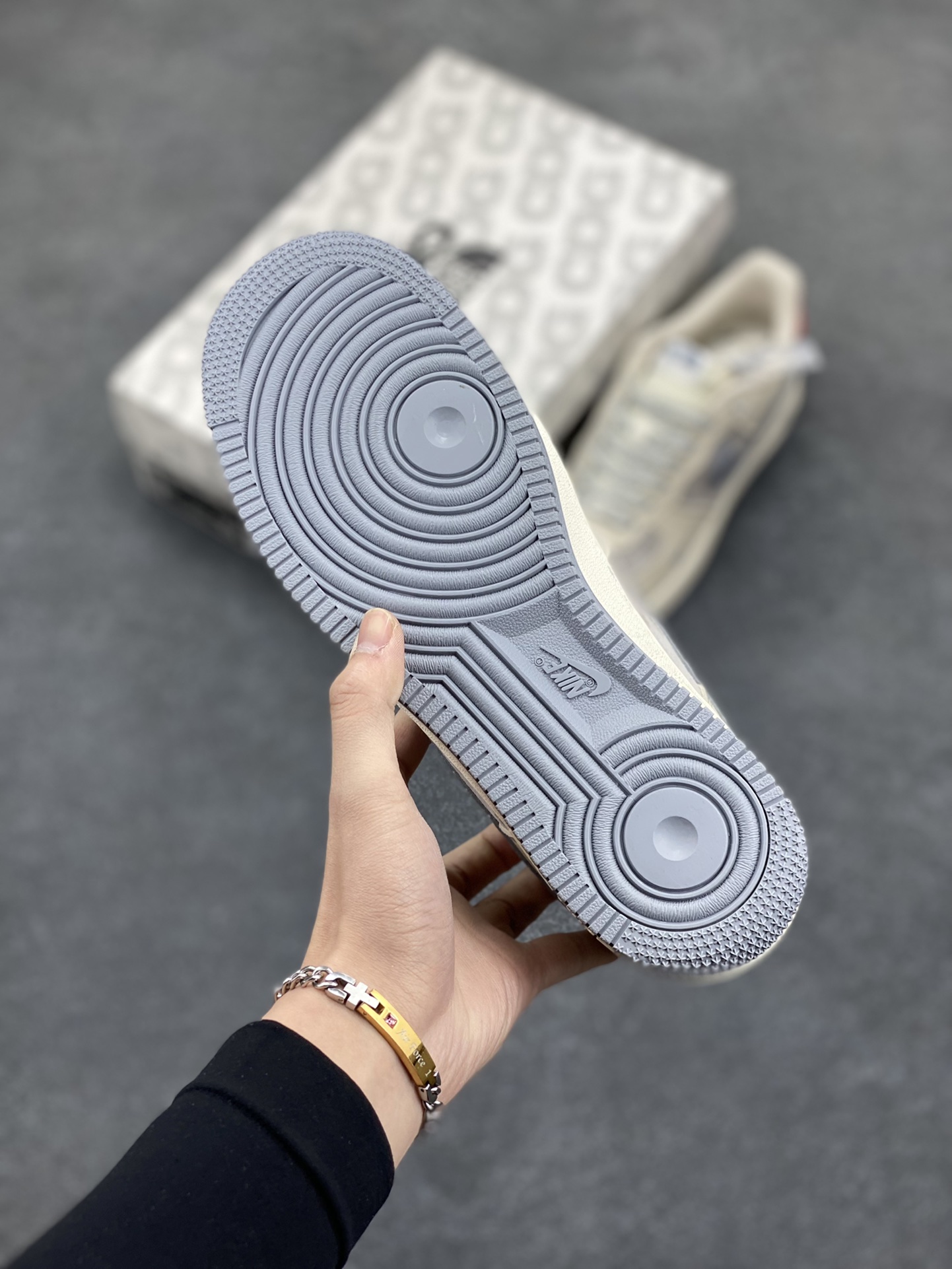 图片[5]-NIke Air Force 1 \’07 Low “北面联名——拼接猪八红尾”空军一号 低帮 运动鞋 休闲鞋 折边针车 工艺难度大 原楦头原纸板 原装鞋盒 定制五金配件 内置全掌气垫 原厂鞋底 货号：XZ6188-649 尺码：36 36.5 37.5 38 38.5 39 40 40.5 41 42 42.5 43 44 44.5 45-选品中心