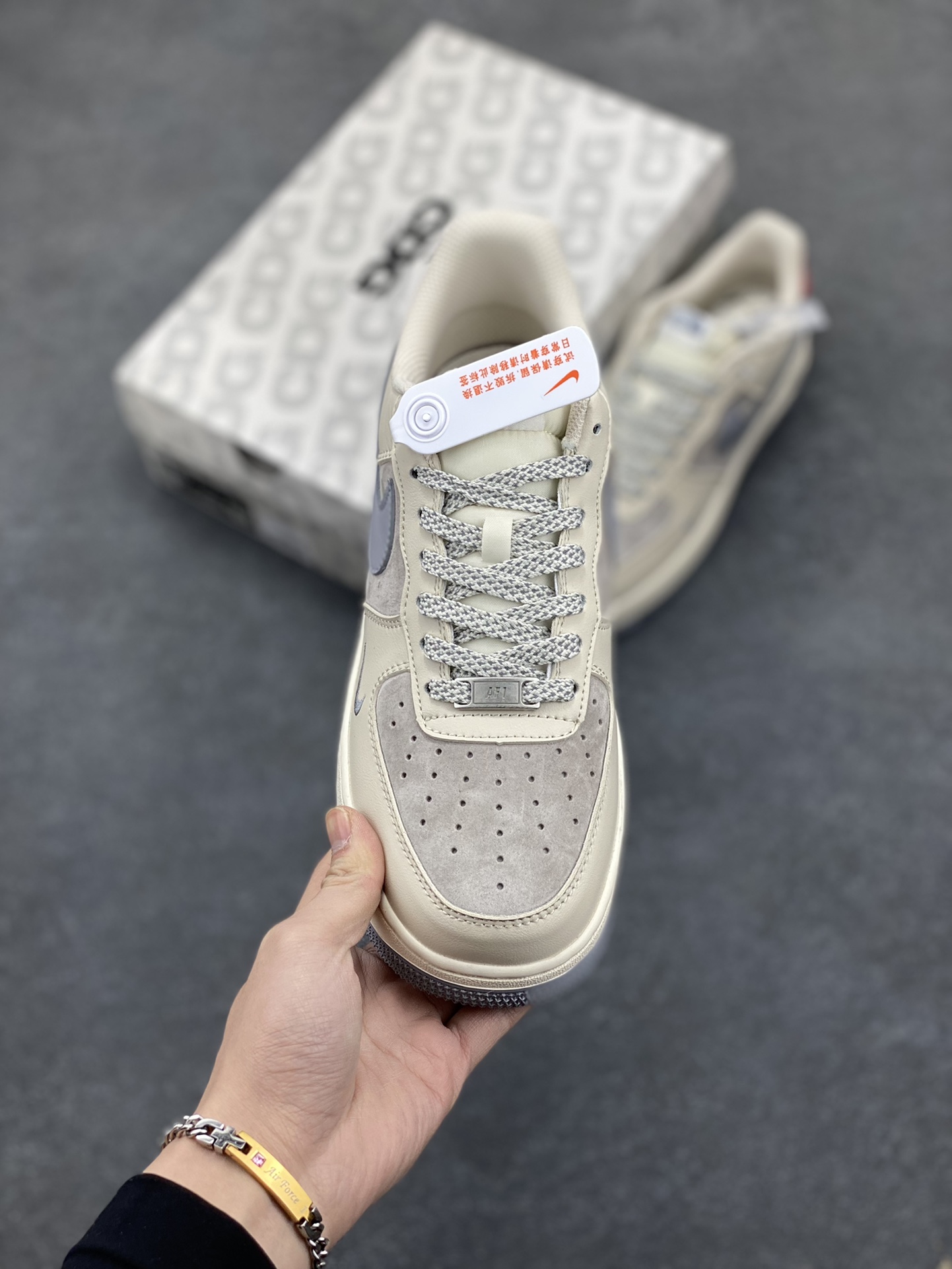 图片[2]-NIke Air Force 1 \’07 Low “北面联名——拼接猪八红尾”空军一号 低帮 运动鞋 休闲鞋 折边针车 工艺难度大 原楦头原纸板 原装鞋盒 定制五金配件 内置全掌气垫 原厂鞋底 货号：XZ6188-649 尺码：36 36.5 37.5 38 38.5 39 40 40.5 41 42 42.5 43 44 44.5 45-选品中心