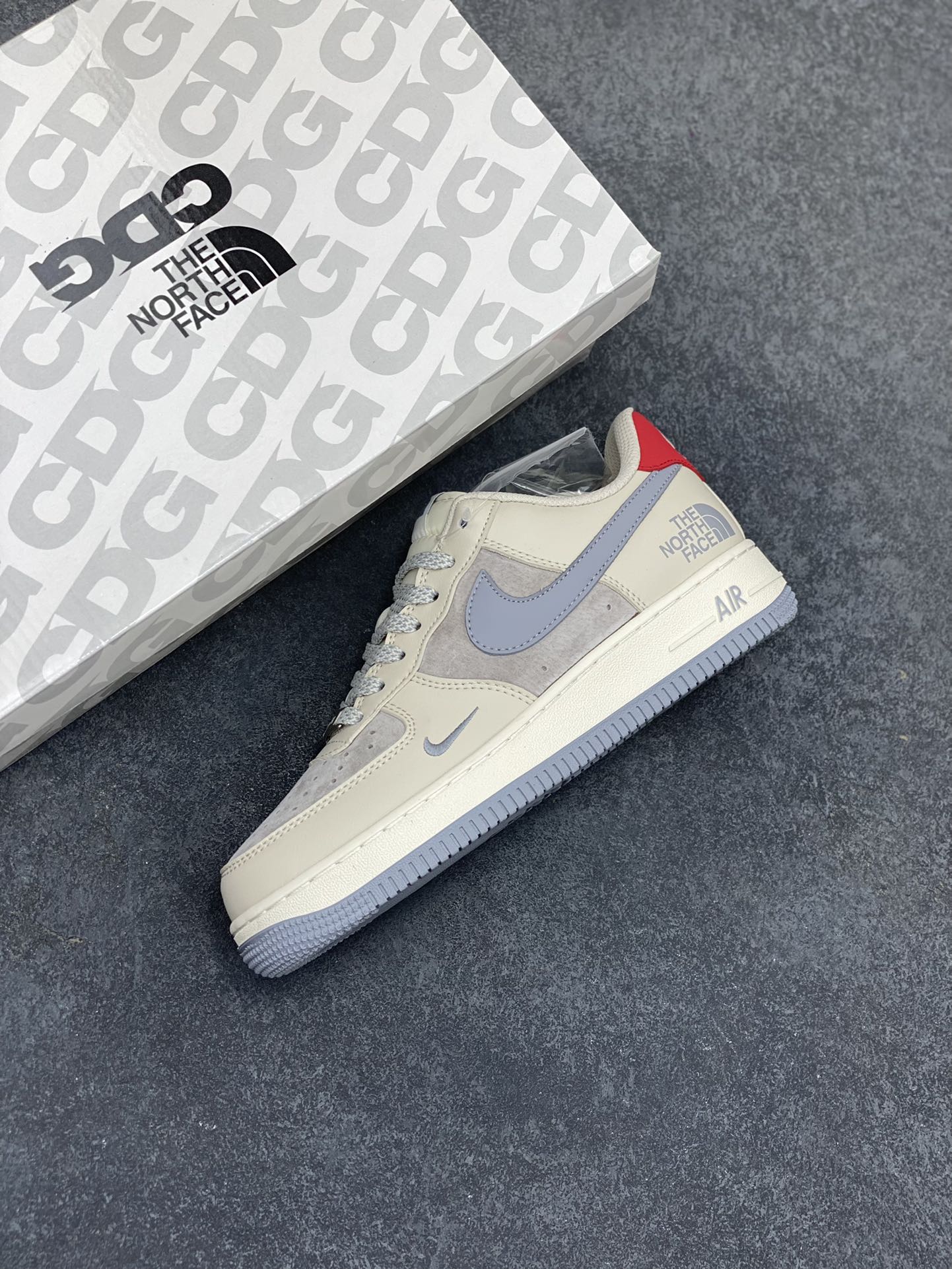 图片[7]-NIke Air Force 1 \’07 Low “北面联名——拼接猪八红尾”空军一号 低帮 运动鞋 休闲鞋 折边针车 工艺难度大 原楦头原纸板 原装鞋盒 定制五金配件 内置全掌气垫 原厂鞋底 货号：XZ6188-649 尺码：36 36.5 37.5 38 38.5 39 40 40.5 41 42 42.5 43 44 44.5 45-选品中心