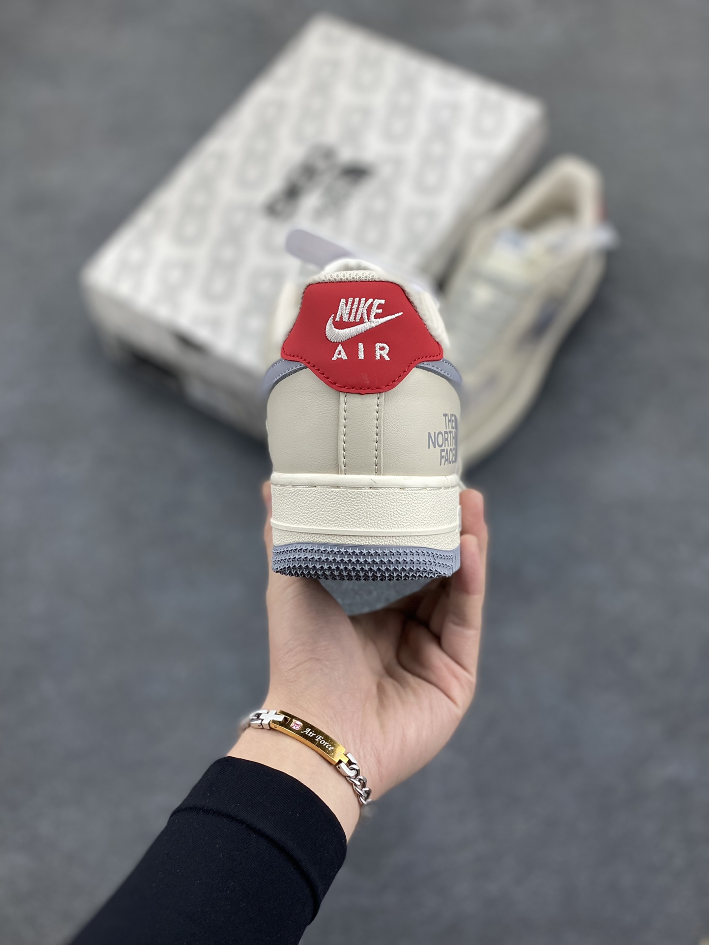 图片[4]-NIke Air Force 1 \’07 Low “北面联名——拼接猪八红尾”空军一号 低帮 运动鞋 休闲鞋 折边针车 工艺难度大 原楦头原纸板 原装鞋盒 定制五金配件 内置全掌气垫 原厂鞋底 货号：XZ6188-649 尺码：36 36.5 37.5 38 38.5 39 40 40.5 41 42 42.5 43 44 44.5 45-选品中心