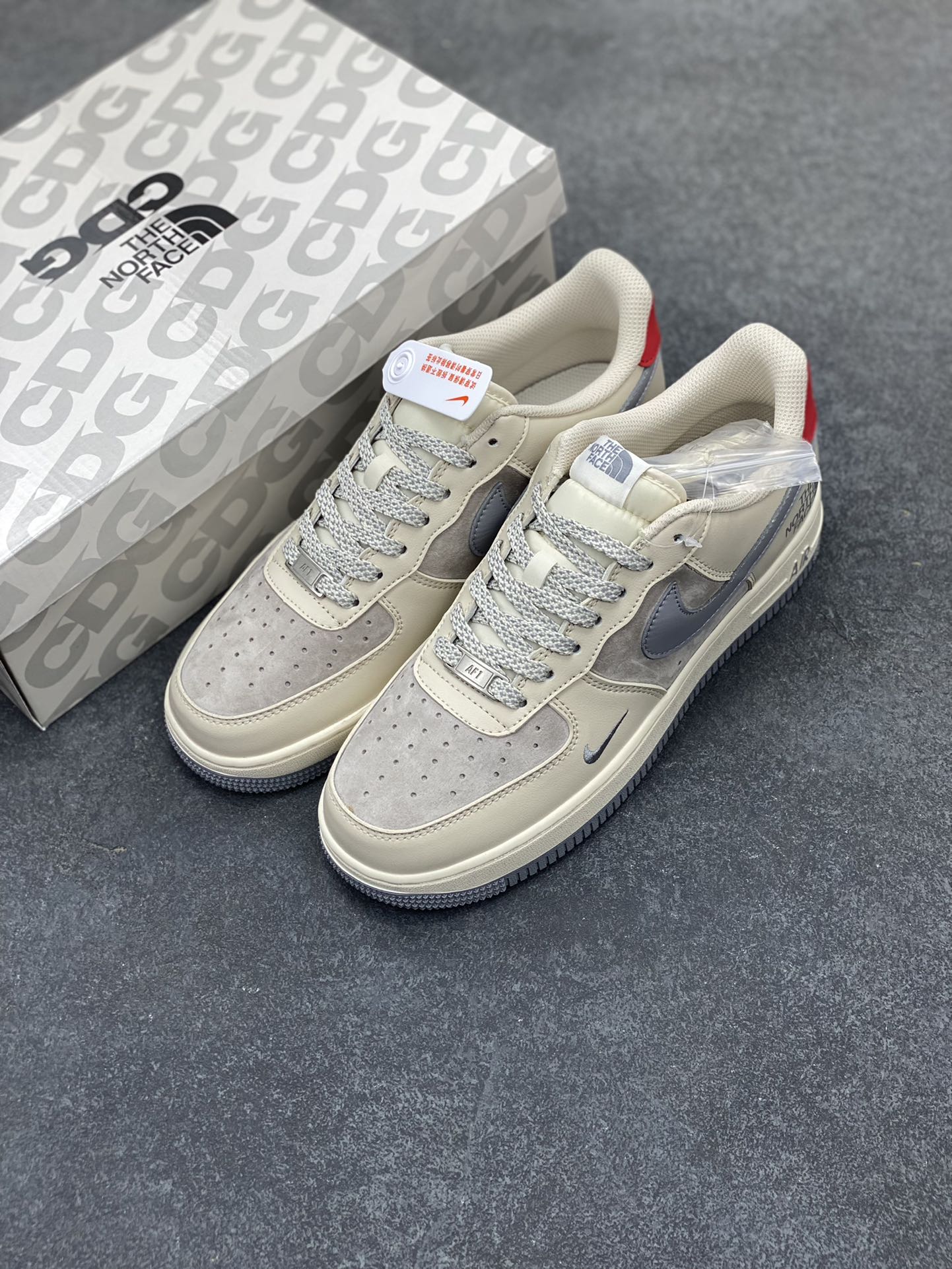 图片[8]-NIke Air Force 1 \’07 Low “北面联名——拼接猪八红尾”空军一号 低帮 运动鞋 休闲鞋 折边针车 工艺难度大 原楦头原纸板 原装鞋盒 定制五金配件 内置全掌气垫 原厂鞋底 货号：XZ6188-649 尺码：36 36.5 37.5 38 38.5 39 40 40.5 41 42 42.5 43 44 44.5 45-选品中心