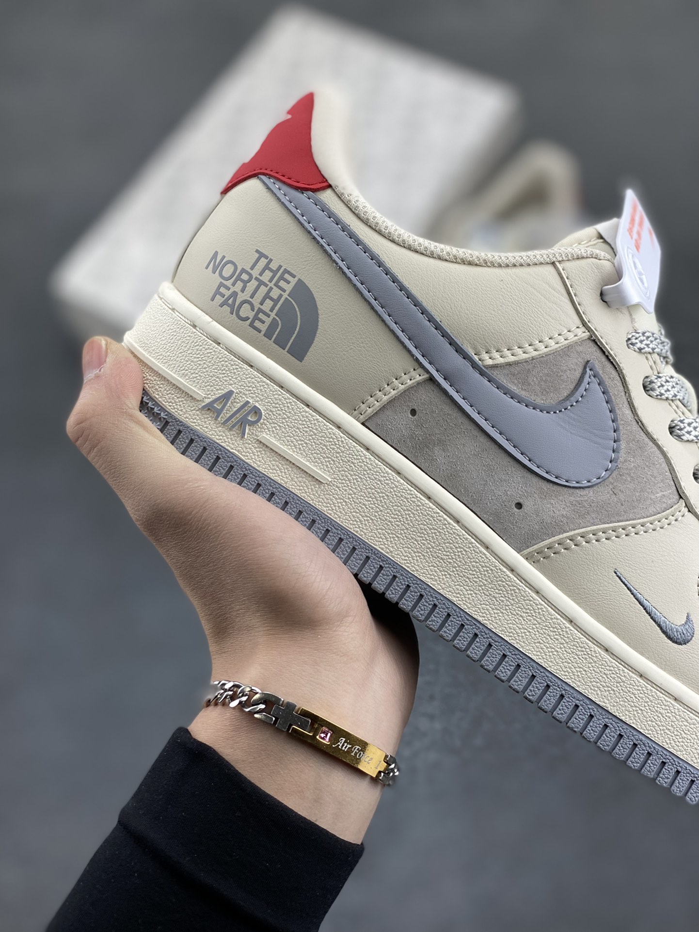 图片[6]-NIke Air Force 1 \’07 Low “北面联名——拼接猪八红尾”空军一号 低帮 运动鞋 休闲鞋 折边针车 工艺难度大 原楦头原纸板 原装鞋盒 定制五金配件 内置全掌气垫 原厂鞋底 货号：XZ6188-649 尺码：36 36.5 37.5 38 38.5 39 40 40.5 41 42 42.5 43 44 44.5 45-选品中心