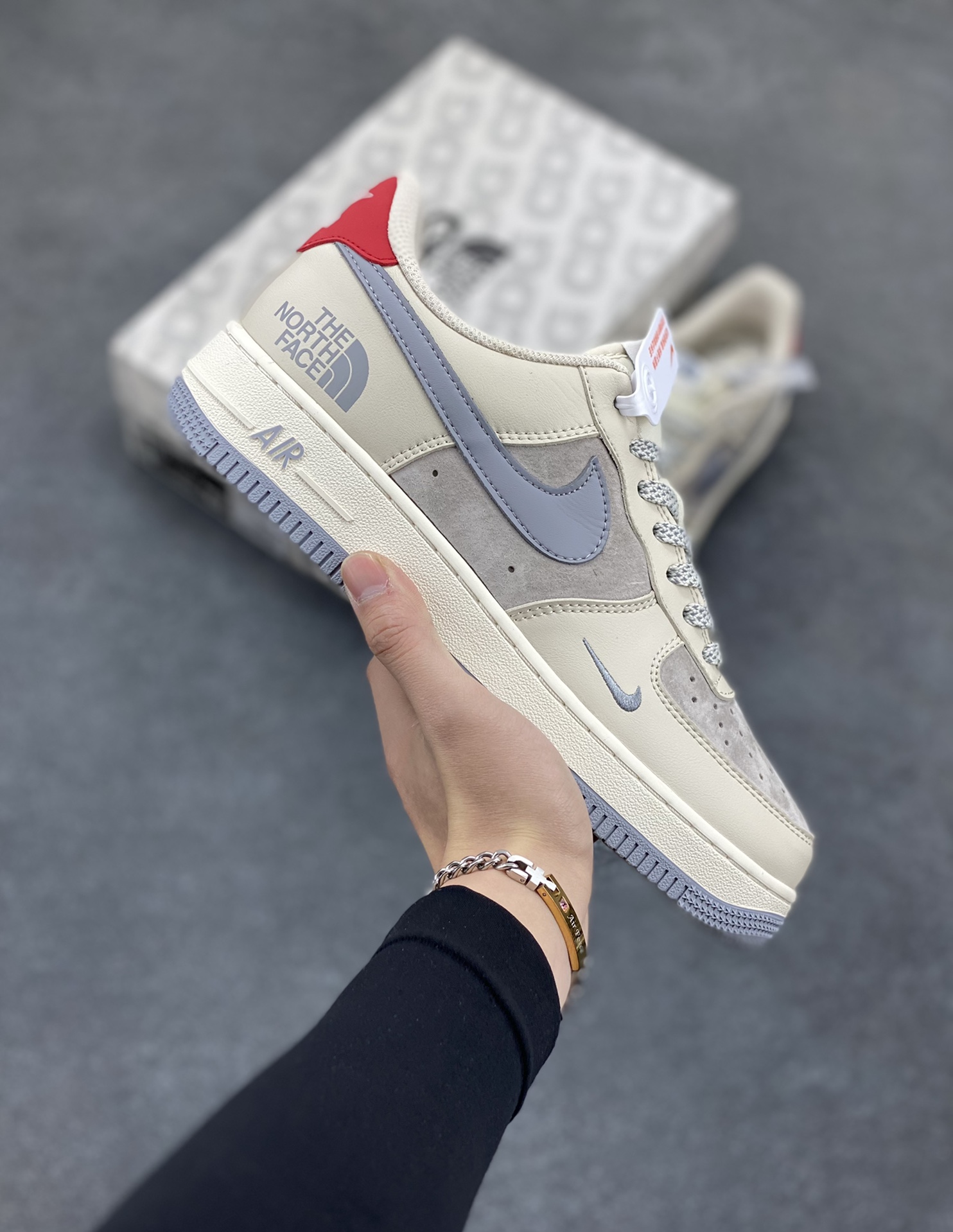 NIke Air Force 1 \’07 Low “北面联名——拼接猪八红尾”空军一号 低帮 运动鞋 休闲鞋 折边针车 工艺难度大 原楦头原纸板 原装鞋盒 定制五金配件 内置全掌气垫 原厂鞋底 货号：XZ6188-649 尺码：36 36.5 37.5 38 38.5 39 40 40.5 41 42 42.5 43 44 44.5 45-选品中心