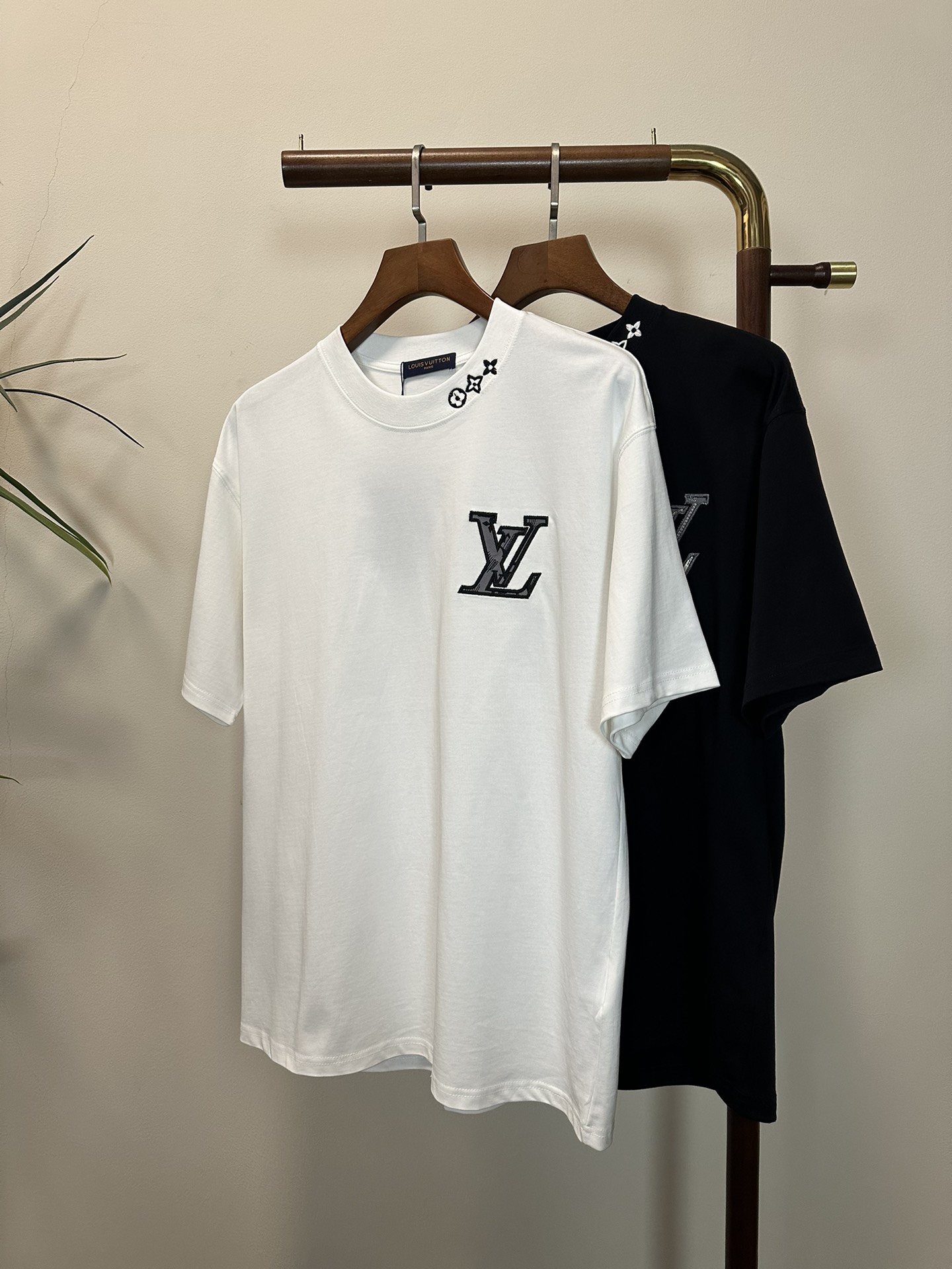 NO:134872,LV Louis Vuitton New round neck short-sleeved T-shirt High-end version!  Customized fabrics for counters are breathable and comfortable, with impeccable details, and the brand element design concept reflects high quality. The feel is delicate and soft!  It is casually cut, with a great upper body style!  Code number M-3XL, louis vuitton,louis vuitton,t-shirt,tees,t-shirt,alexander wang19860909LV 路易威登 新款 圆领 短袖 T恤 高端版本！专柜定制面料 透气舒适度高,细节无可挑剔,品牌元素设计理念,体现高品质.手感细腻柔软！呈现休闲裁剪,上身版型超赞！ 码数M-3XL,,louis vuitton,louis vuitton,T-shirt,tees，t-shirt,alexander wang,Men's clothing