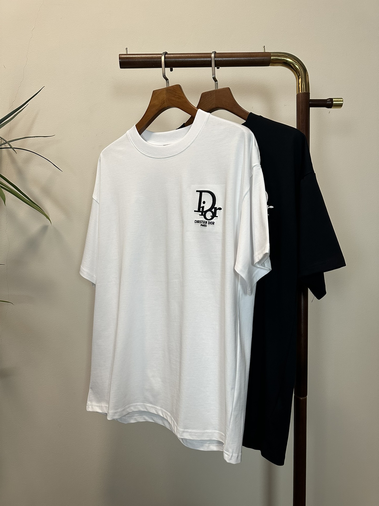 NO:150947,DIOR 2025 new round neck short-sleeved T-shirt high-end version!  Customized fabrics for counters are breathable and comfortable, with impeccable details, and the brand element design concept reflects high quality. The feel is delicate and soft!  It is casually cut, with a great upper body style!  Code number M-3XL, dior,dior,T-shirt,tees,t-shirt,alexander wang19860909DIOR 迪奥2025新款 圆领 短袖 T恤 高端版本！专柜定制面料 透气舒适度高,细节无可挑剔,品牌元素设计理念,体现高品质.手感细腻柔软！呈现休闲裁剪,上身版型超赞！ 码数M-3XL,,dior,dior,T-shirt,tees，t-shirt,alexander wang,Men's clothing