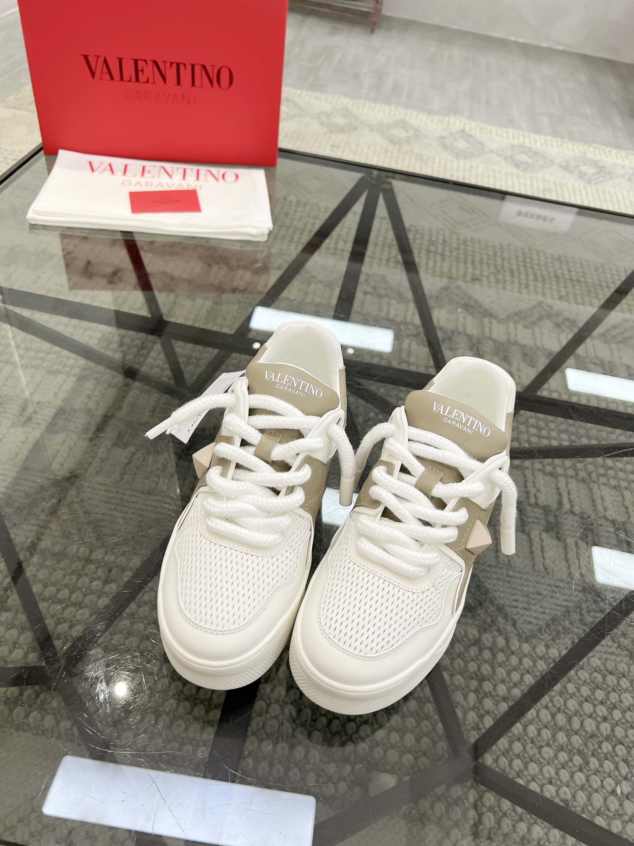 NO:222264,Brand VALENTINO Color Original Color Code Number 38-44 Standard Code Price Material Valentino New Product Casual Sports Shoes!  Classic old-fashioned original single quality top version fashion trend details are impeccable using imported cowhide splicing to make cowhide feet feel comfortable and superior quality original replica outsole, Valentino casual shoes, valentino, valentino, sneakers, cowhide19860909品牌VALENTINO 颜色原版配色 码数38-44标准码 价格 材质华伦天奴新品休闲 运动鞋！经典不老款原单品质顶级版本时尚潮流细节无可挑剔采用进口牛皮拼接制作牛皮垫脚脚感舒适品质优越原版复刻大底,华伦天奴休闲鞋,valentino,valentino,sneakers,cowhide,Men's shoes