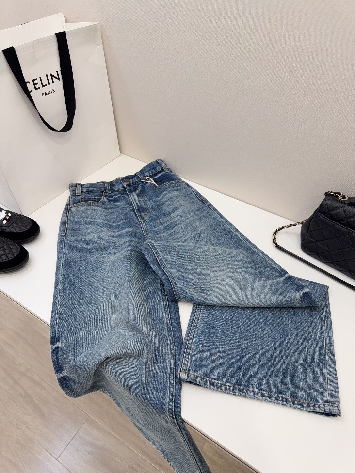 NO:328857,Spot instant delivery!  !  Size recommendation: 25 sizes are suitable for within 95 catties; 26 sizes are suitable for within 105 catties; 27 sizes are suitable for within 115 catties, and 28 sizes are suitable for within 125 catties. I guarantee you 300% repurchase!  !  !  The best-looking jeans!  None of them!  !  !  It's really amazing to get it!  This wash is beyond the reach of anyone!  !  !  The high-end washing blue blends with the natural fading effect to present a natural and advanced beauty!  Compared with other jeans, you can really see the difference at a glance!  !  , pure hand-matched edges and make old, enzyme-washed whitening treatment, positioning monkey washing faded, heavy-duty pleated cat whisker texture, imported YKK metal auxiliary materials, 1:1 to restore the original details!  !  , jeans,alexander wang19860909现货秒发！！尺码推荐 25码适合95斤内；26码适105斤内； 27码适合115斤内,28码适合125斤内我保证你们300 ％回购！！！ 版型最好看的牛仔裤！没有之一！！！ 拿到手真的太惊艳了！这个洗水可以说无人能及了！！！高级感的水洗蓝与自然褪色效果融合,呈现自然高级的美感！和其他牛仔裤相比,真的是一眼就能看出差别的存在！！,纯手工磨边做旧,酵素水洗的磨白处理、定位马骝水洗褪色、重工压褶的猫须纹理,进口 YKK金属辅料,1:1还原原版细节！！,,jeans,alexander wang,Women's clothing