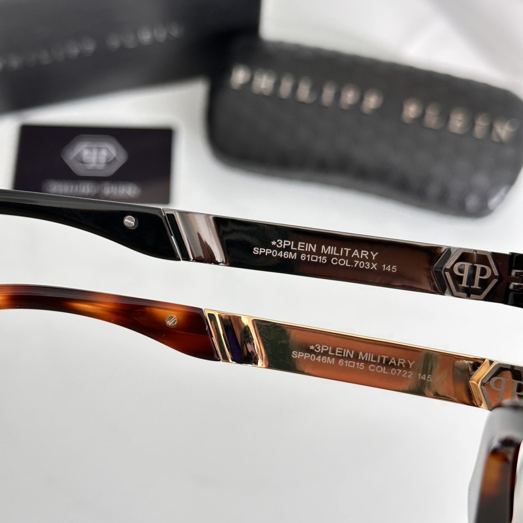  ‼️PHILIPP PLEI* 飞行员墨镜🕶️金属细节丰富。镜腿上饰有品牌字样标识～原版开发，细节满分