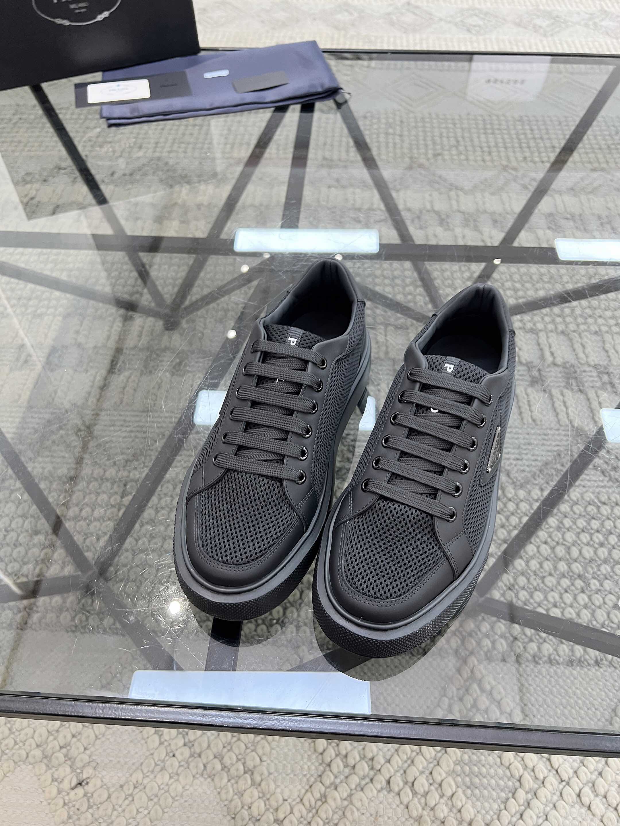 NO:222257,Brand P R A D A Color Original Color Pair Number 39-44 Customized 38.45 Price Material Prada New Product Original Single-Custom Low-top Casual Sports Shoes!  The upper is made of original soft cowhide with Prada logo cowhide inner lining. The original cowhide foot pad is super light and has high quality. Prada, prada, sneakers, cowhide19860909品牌P R A D A 颜色原版配色 码数39-44定做38.45 价格 材质普拉达新品原单货低帮休闲运动鞋！鞋面采用原版柔软牛皮搭配普拉达标识牛皮内里 牛皮垫脚原版开模超轻大底、高品质值得拥有,普拉达,prada,sneakers,cowhide,Men's shoes