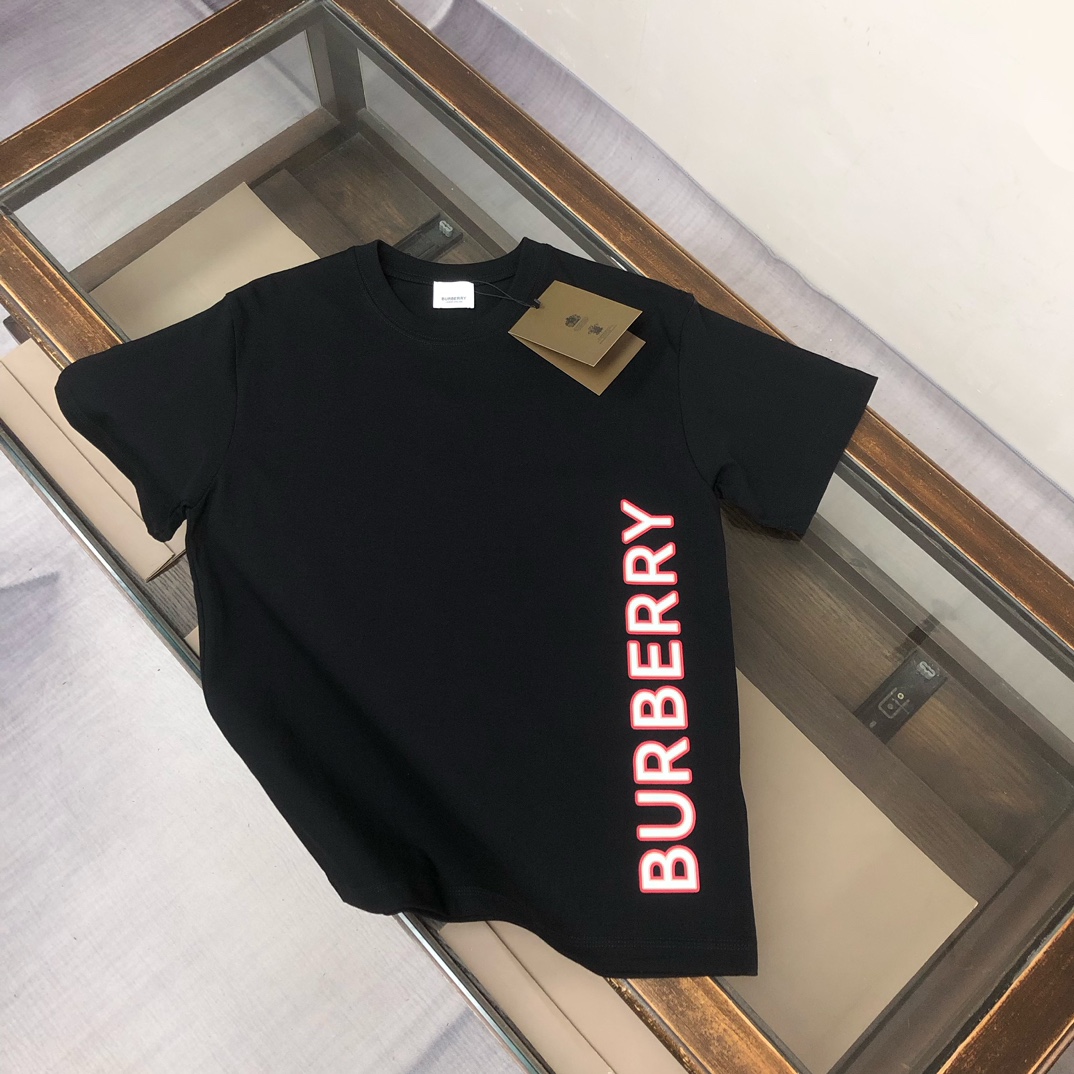 @P90💥 BUR*BERRY La última camiseta de manga corta de Burberry es un estilo absoluto de primera categoría. Tiene un dis…