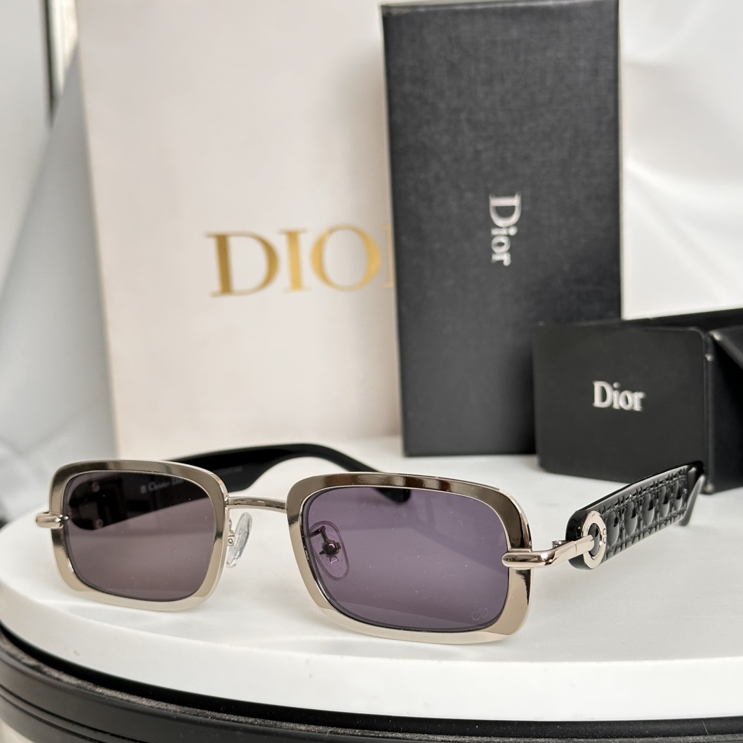  ‼️🆕DIO*
以金色饰面金属 Dior标志logo
MODEL：DIOR R6U
SIZE：48-2