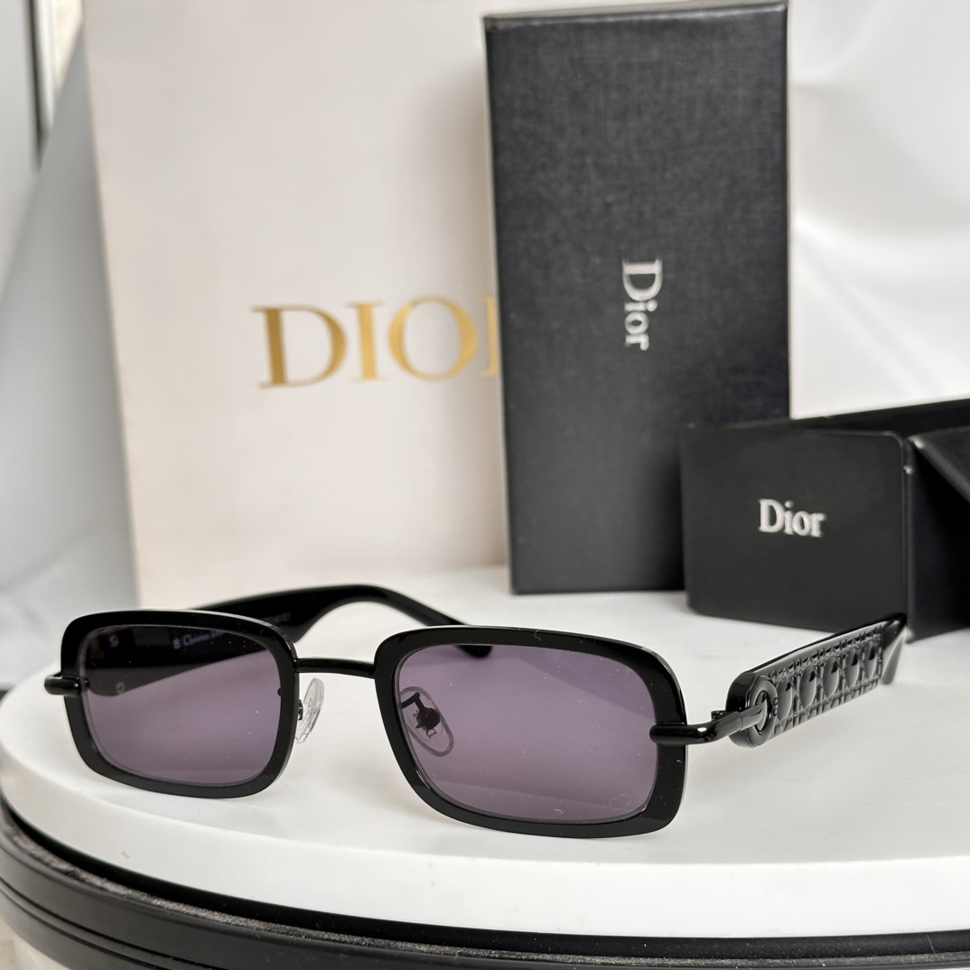 ‼️🆕DIO*
以金色饰面金属 Dior标志logo
MODEL：DIOR R6U
SIZE：48-2