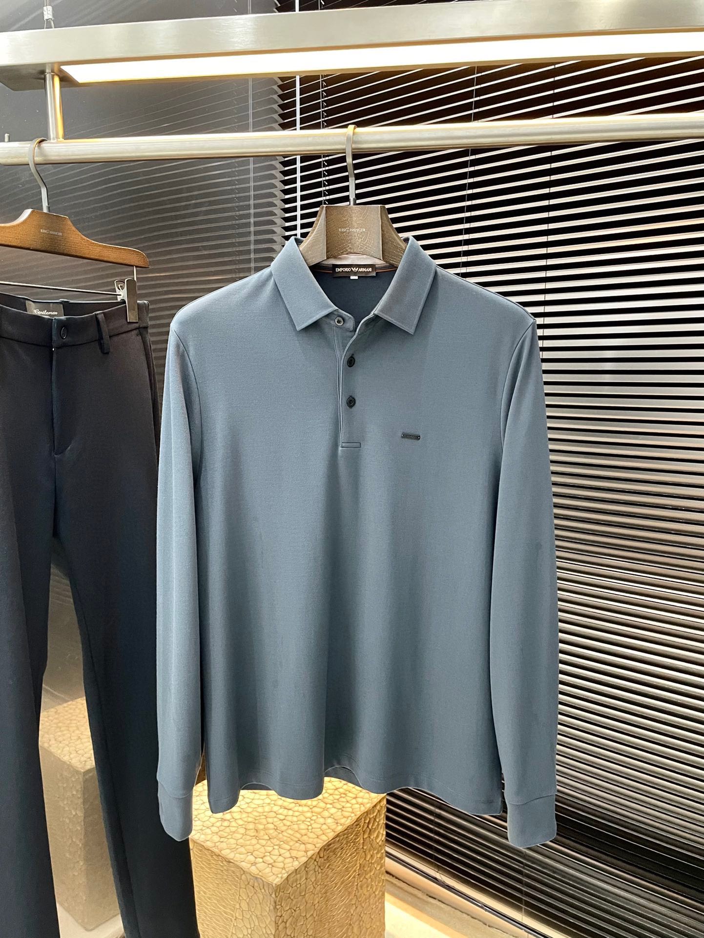 NO:122753,EmporioArmin- (Armani) The latest POLO long sleeves for spring 2025, using the latest customized wool modal fabric. It feels soft and the ingredients are comfortable. Classic design style. Special customization. Simple cutting method splicing reflects the extraordinary craftsmanship of workers and is full of high-end and fashionable!  The style is quite good and casual and versatile. Size M-3XL is shipped the next day, Armani, alexander wang19860909EmporioArmin-（阿玛尼）2025春季最新款POLO长袖,采用最新定制绵羊毛莫代尔面料 手感柔软、成分柔软舒适 经典设计风格 特殊定制 简单的裁剪方式拼接,体现出工人不凡的工艺,高端时尚感十足！版型相当赞休闲百搭款.尺码M-3XL 隔天出货,,armani,alexander wang,Men's clothing