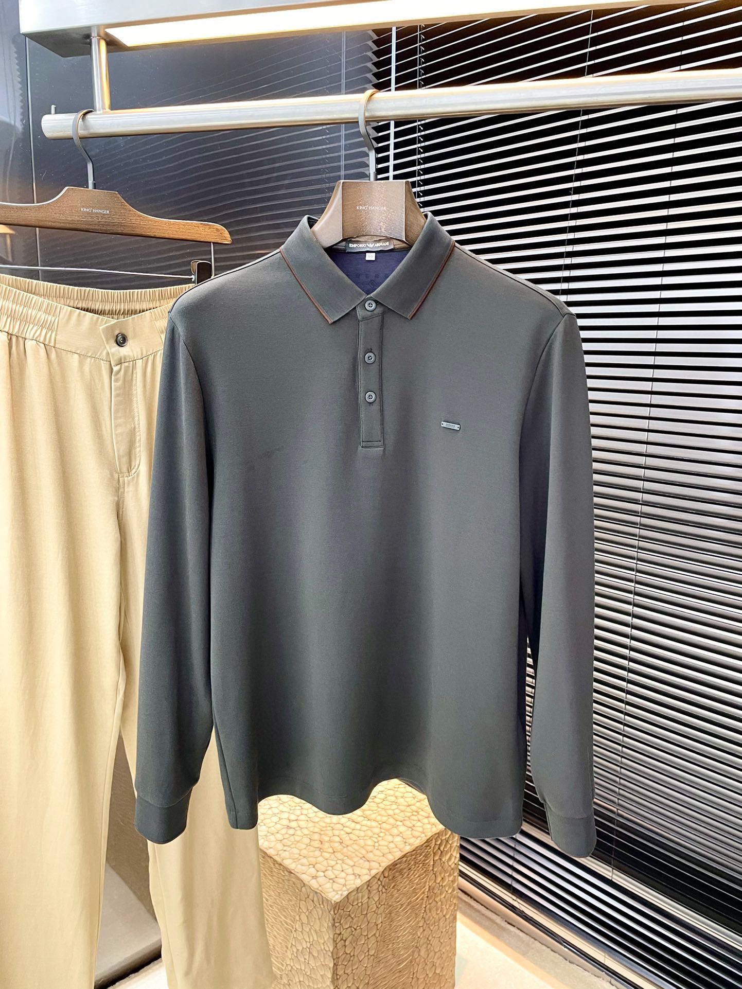 NO:122757,EmporioArmin- (Armani) The latest POLO long sleeves for spring 2025, using the latest customized wool blended material. It feels soft and the ingredients are comfortable. Classic design style. Special customization. Simple cutting and splicing reflects the extraordinary craftsmanship of workers and is full of high-end and fashionable!  The style is quite good and casual and versatile. Size M-3XL is shipped the next day, Armani, alexander wang19860909EmporioArmin-（阿玛尼）2025春季最新款POLO长袖,采用最新定制羊毛混纺材质面料 手感柔软、成分柔软舒适 经典设计风格 特殊定制 简单的裁剪方式拼接,体现出工人不凡的工艺,高端时尚感十足！版型相当赞休闲百搭款.尺码M-3XL 隔天出货,,armani,alexander wang,Men's clothing